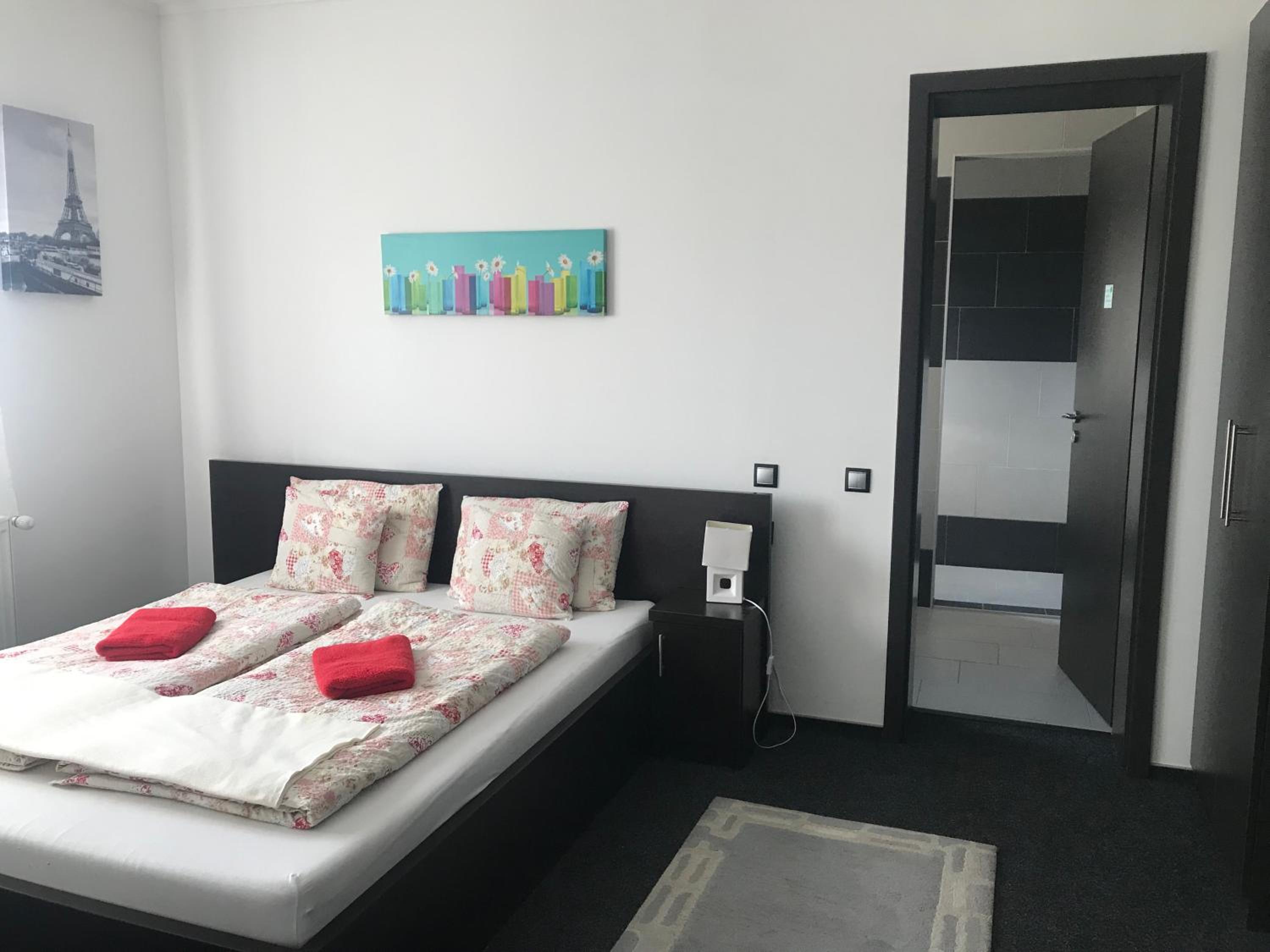Double Room with Private Bathroom - Photo 2