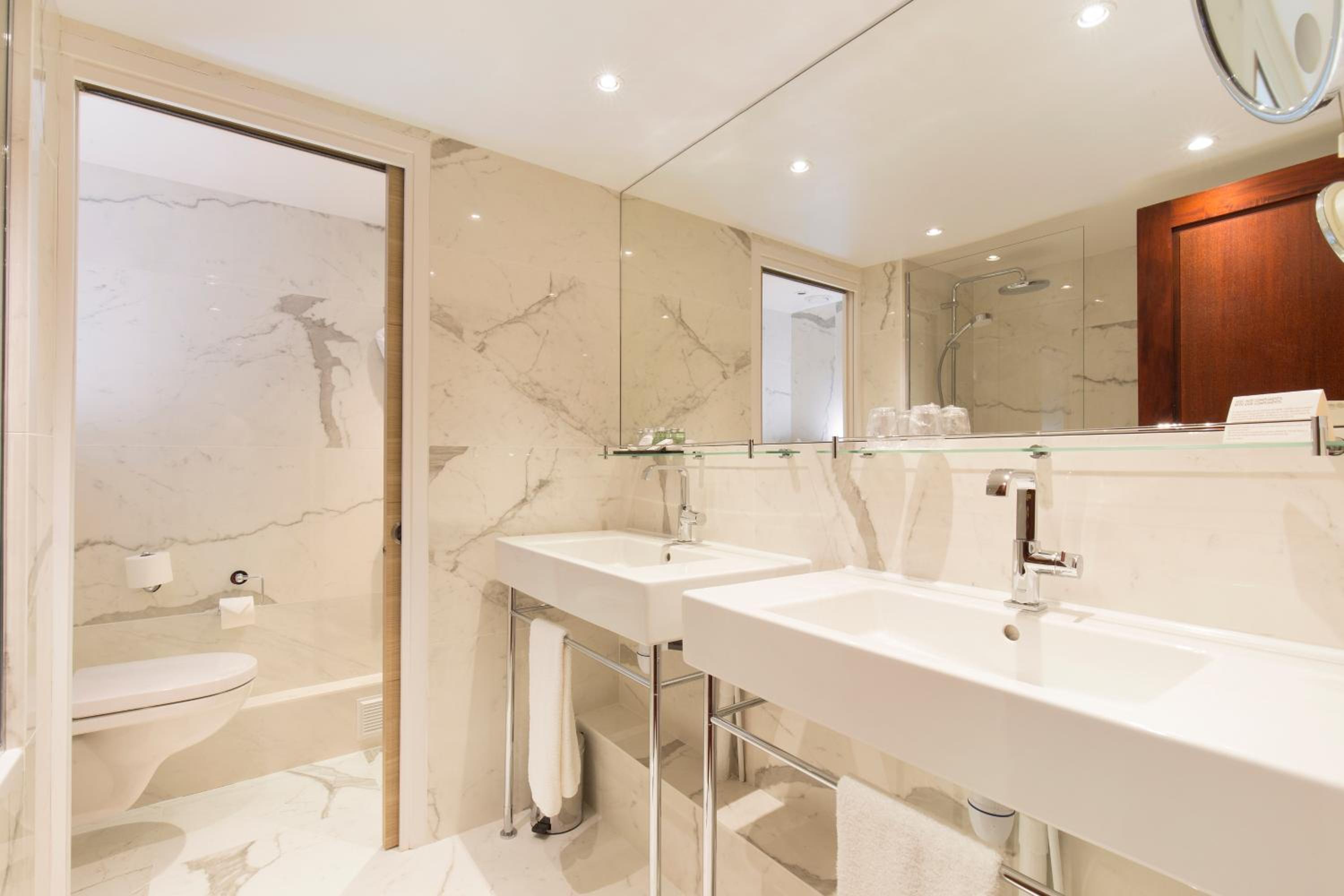 Suite - Photo 18