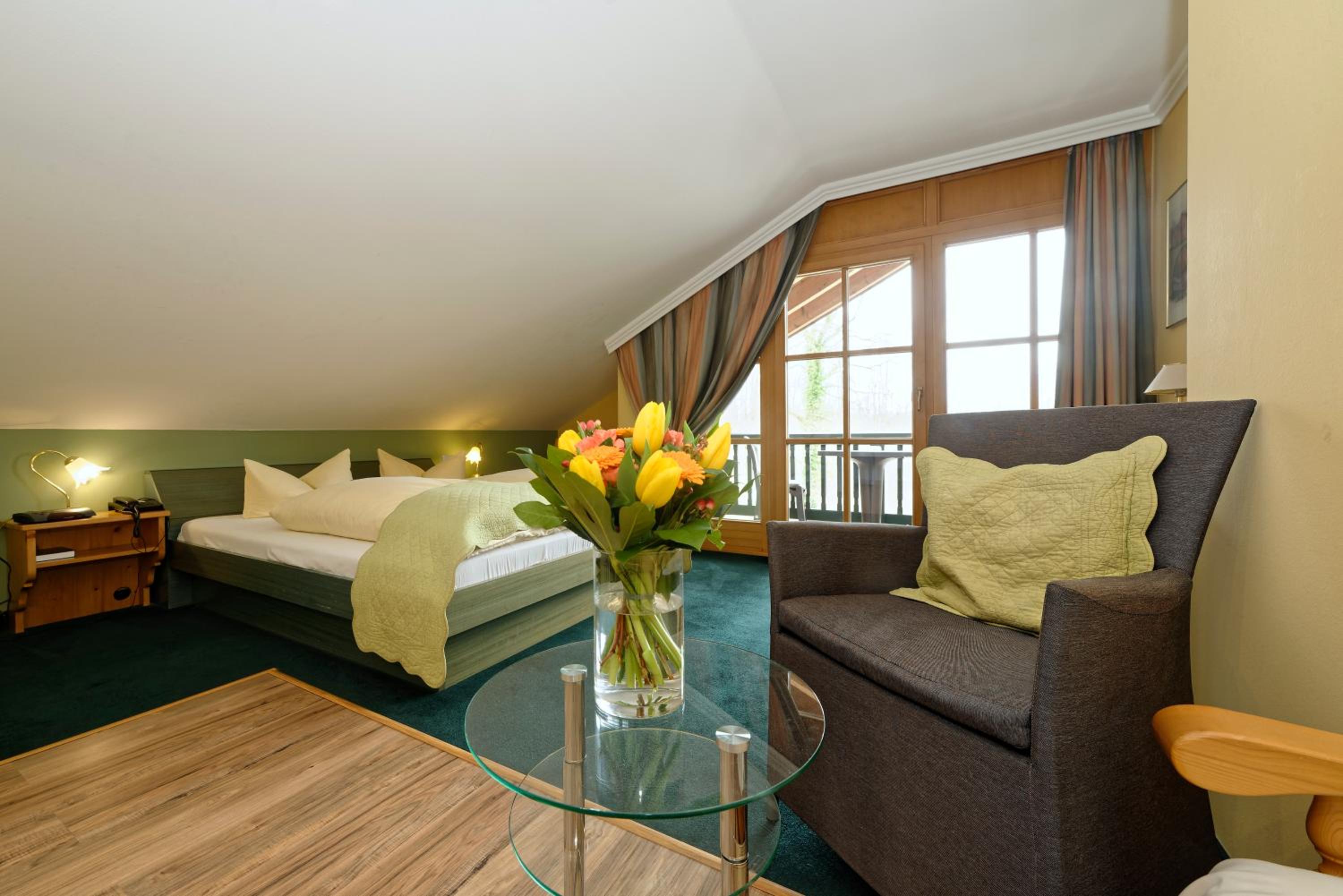 Large Double Room - Photo 3