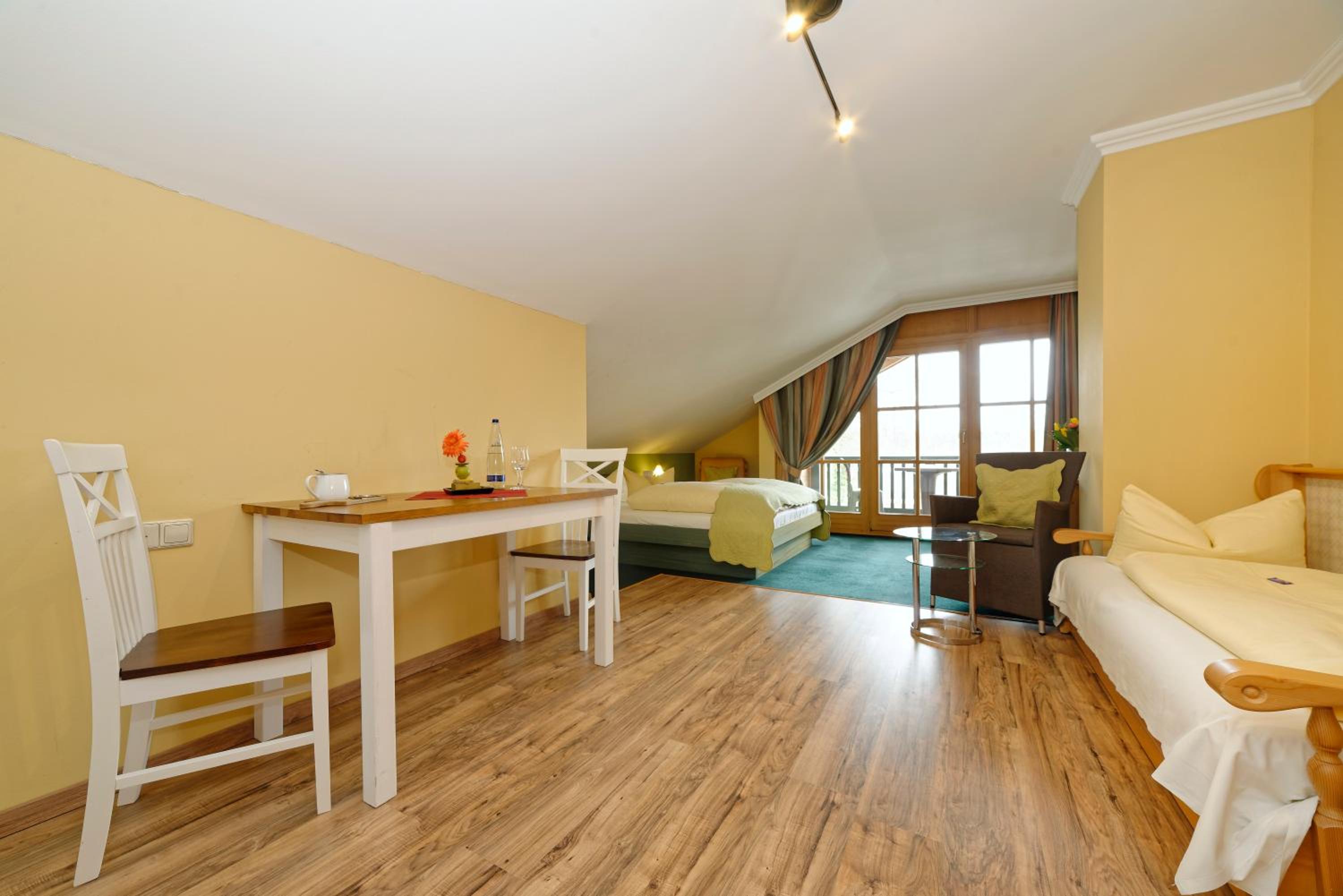 Large Double Room - Photo 1