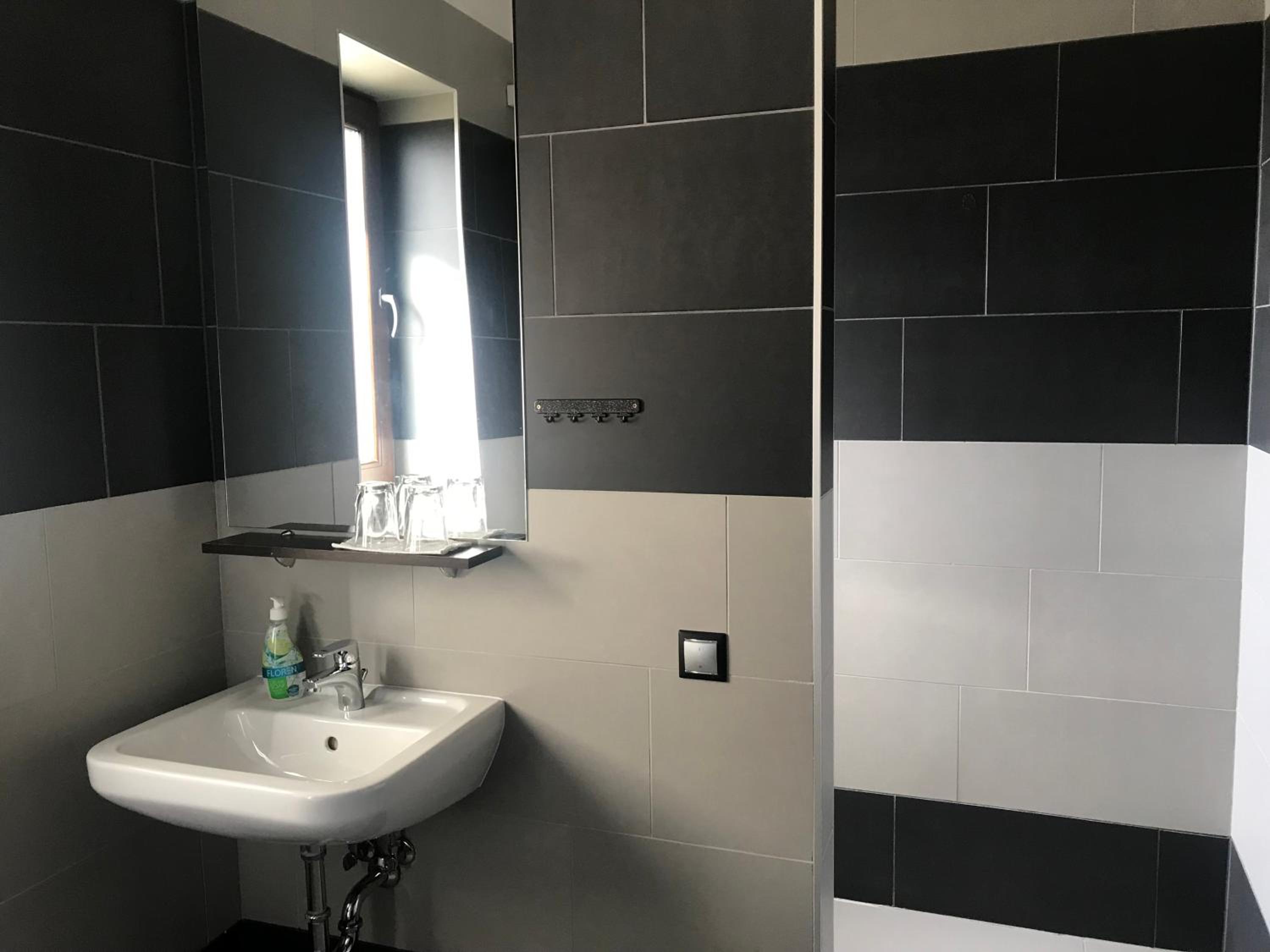 Double Room with Private Bathroom - Photo 5