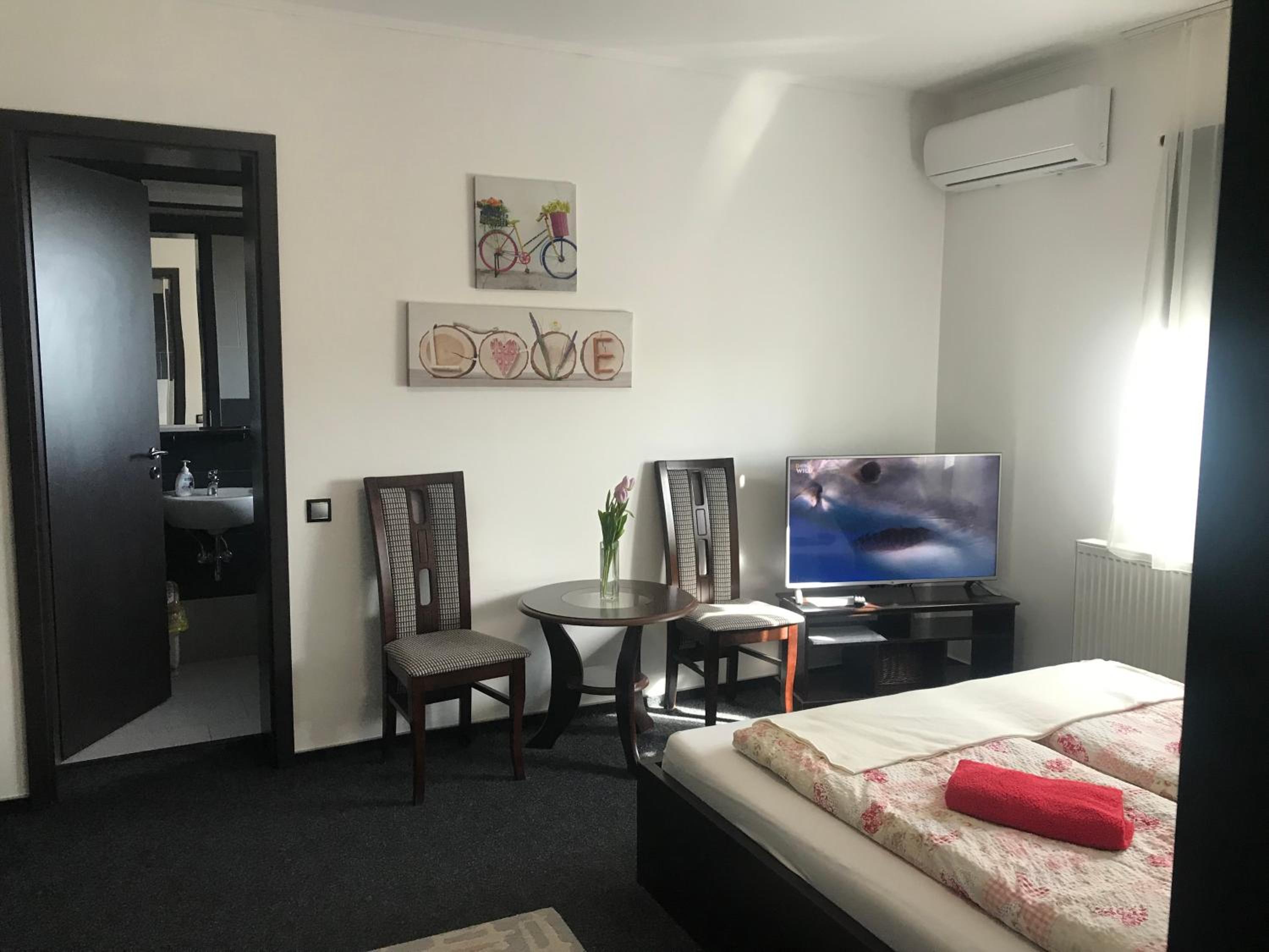 Double Room with Private Bathroom - Photo 1