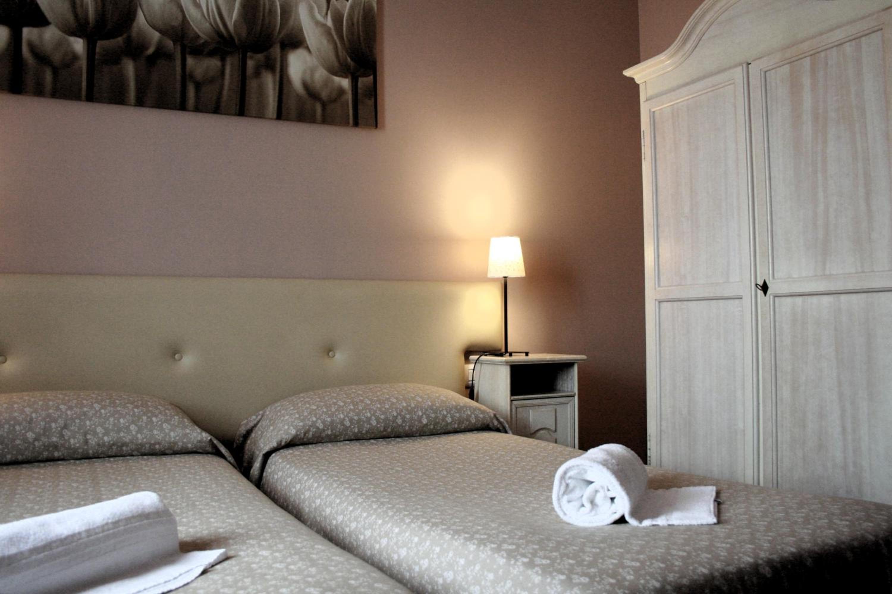 Twin Room with Private Bathroom - Photo 1