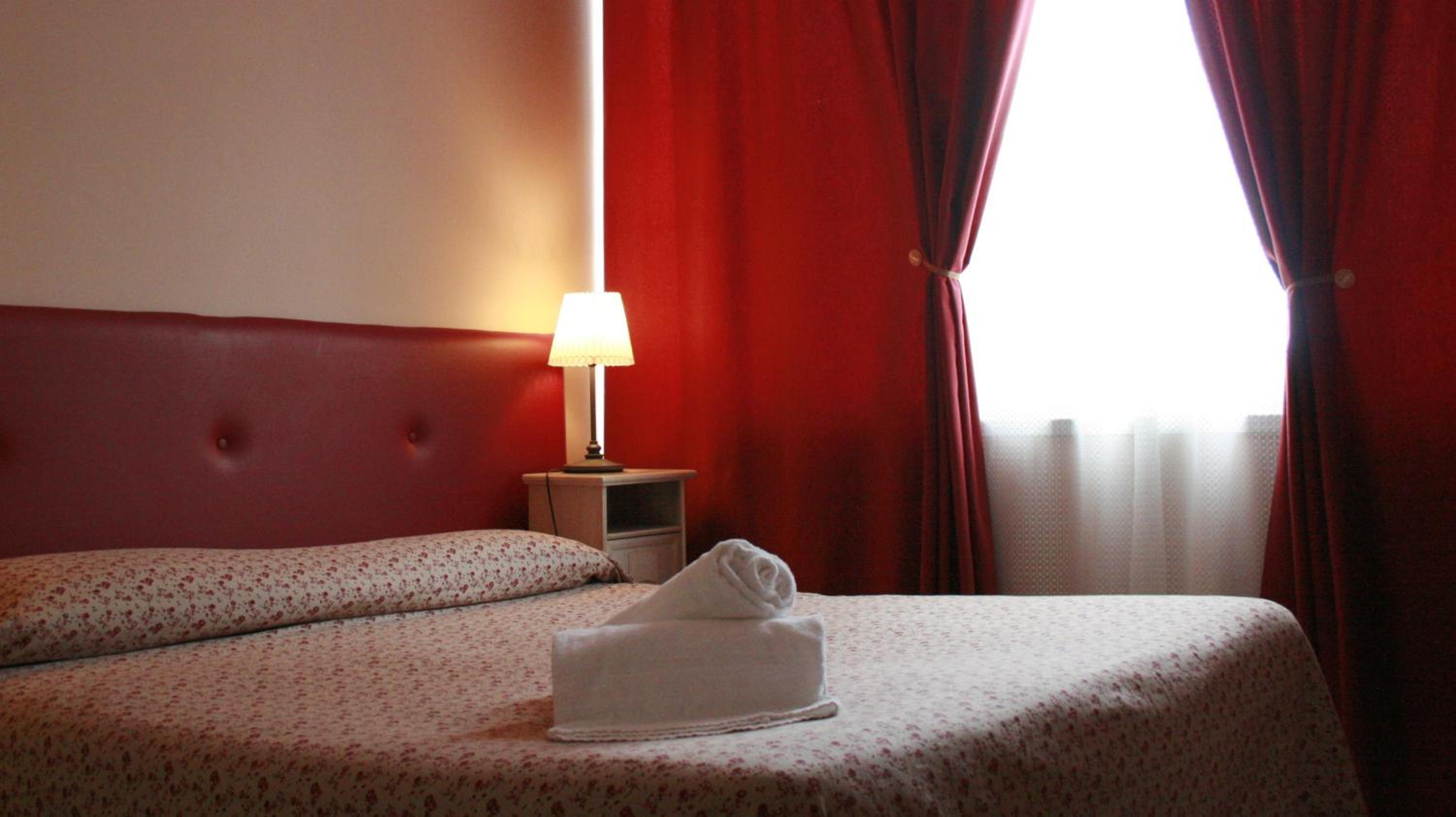 Double Room with Private Bathroom - Photo 2