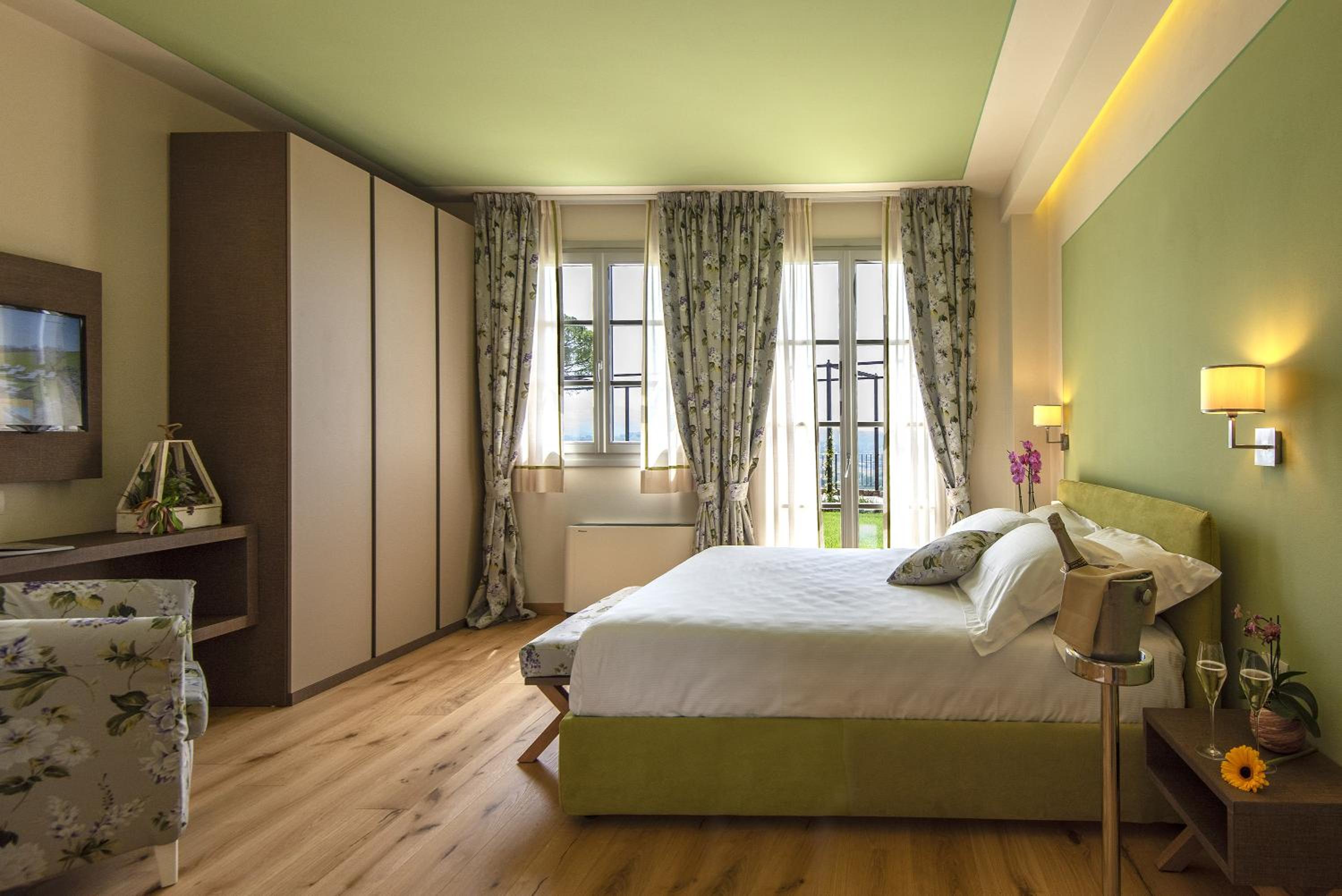 Executive Suite - Photo 1