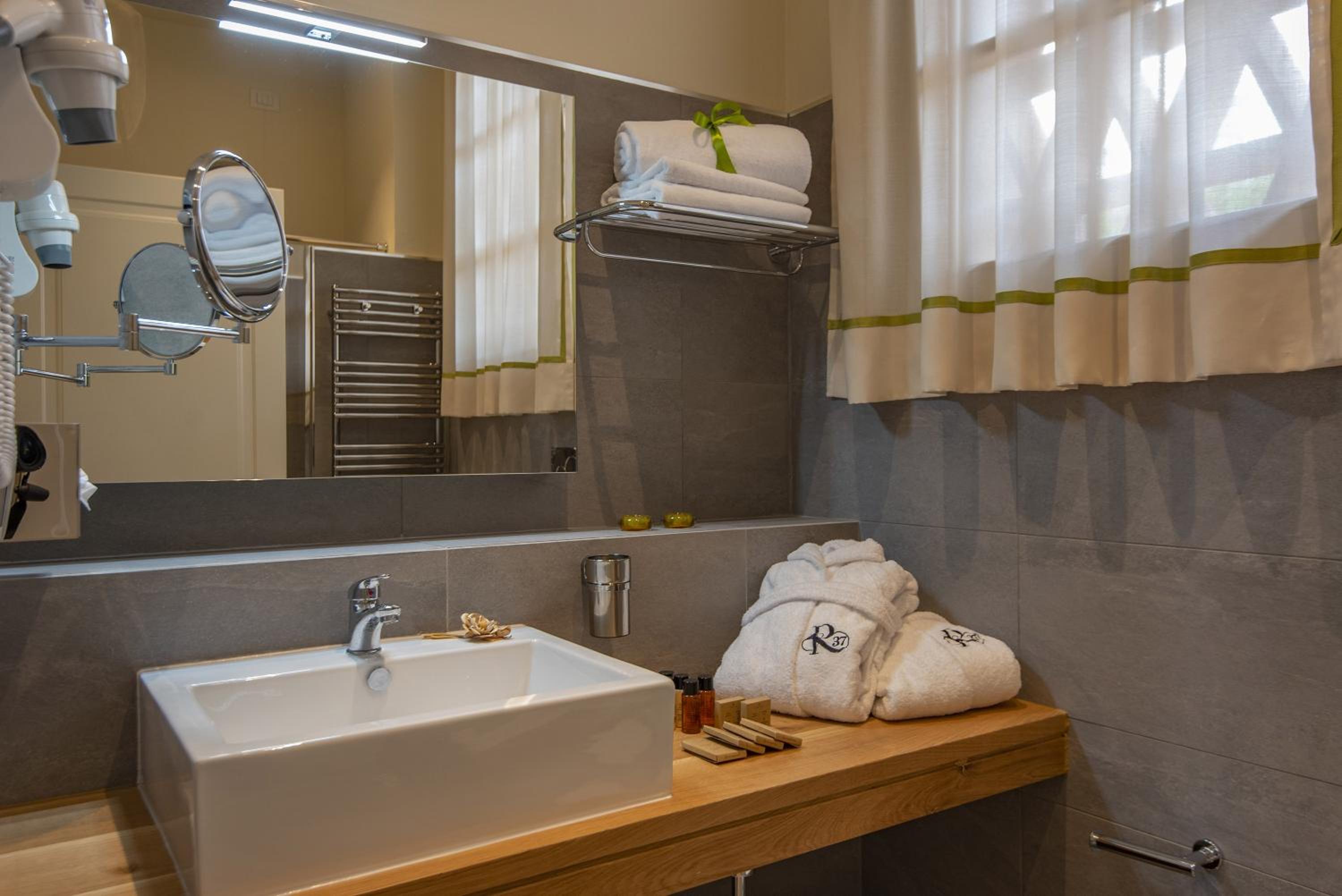 Executive Suite - Photo 5
