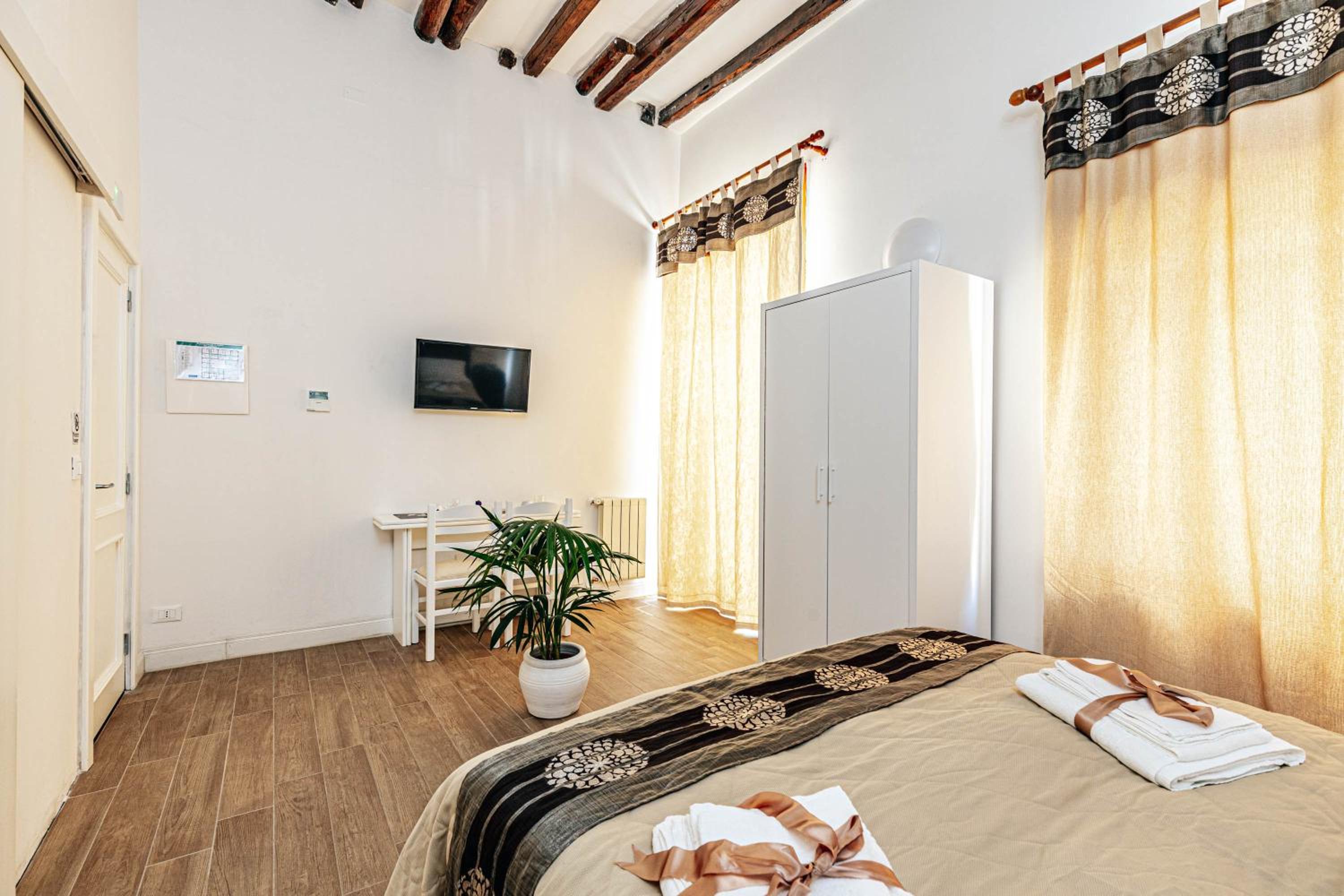 Double Room - Photo 8