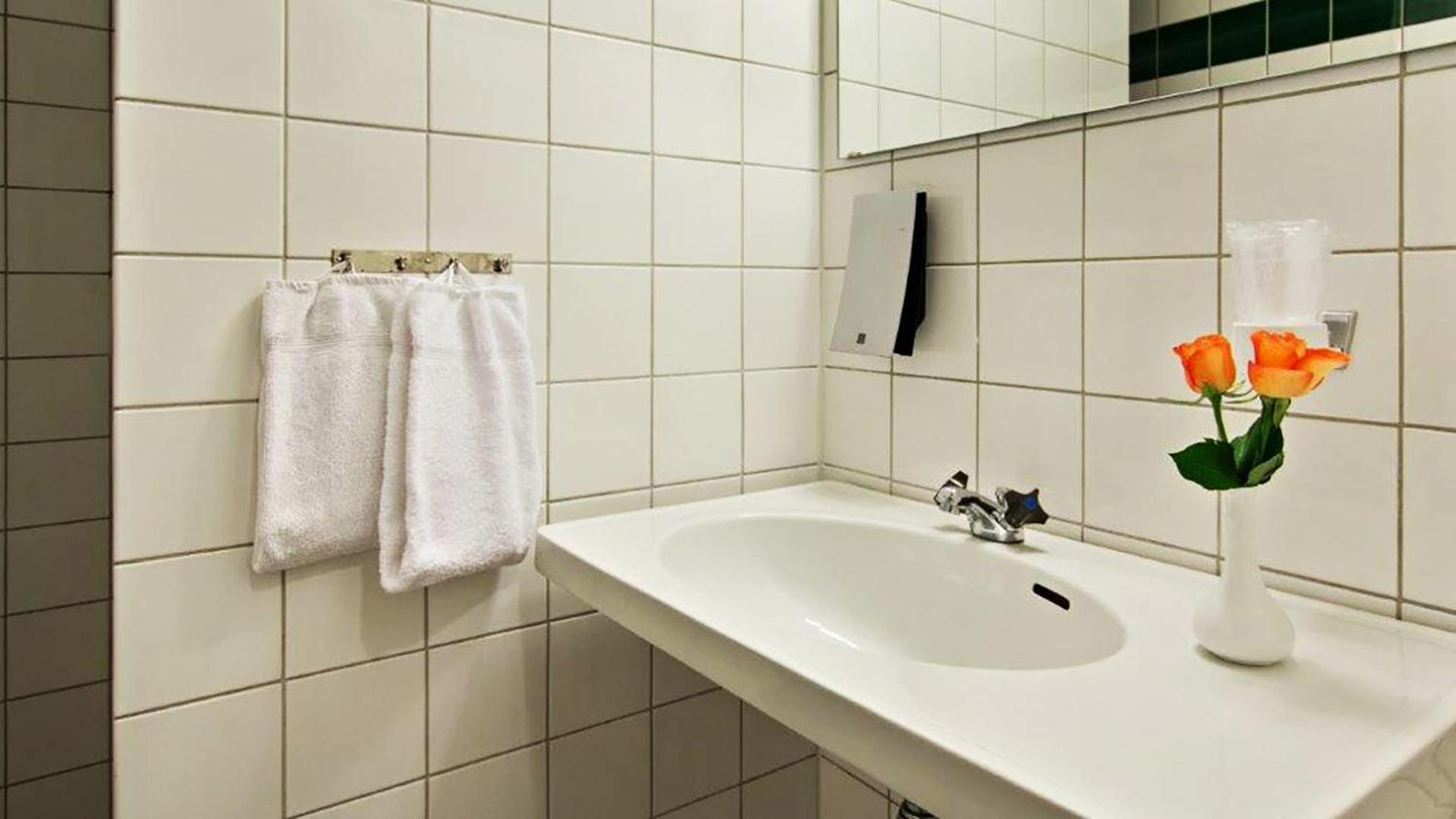 Standard Twin Room - Photo 4