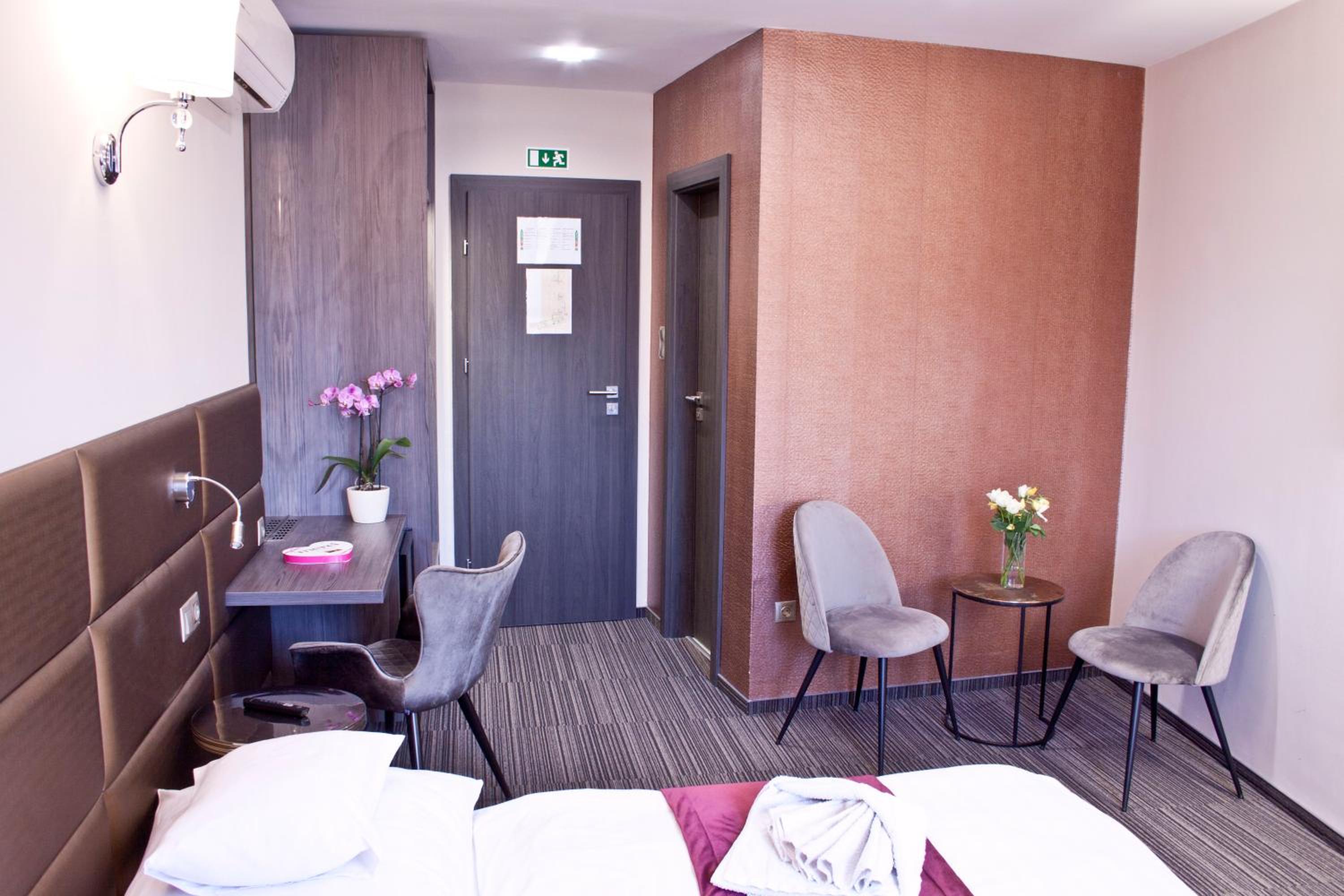 Double Room with Private Bathroom - Photo 9