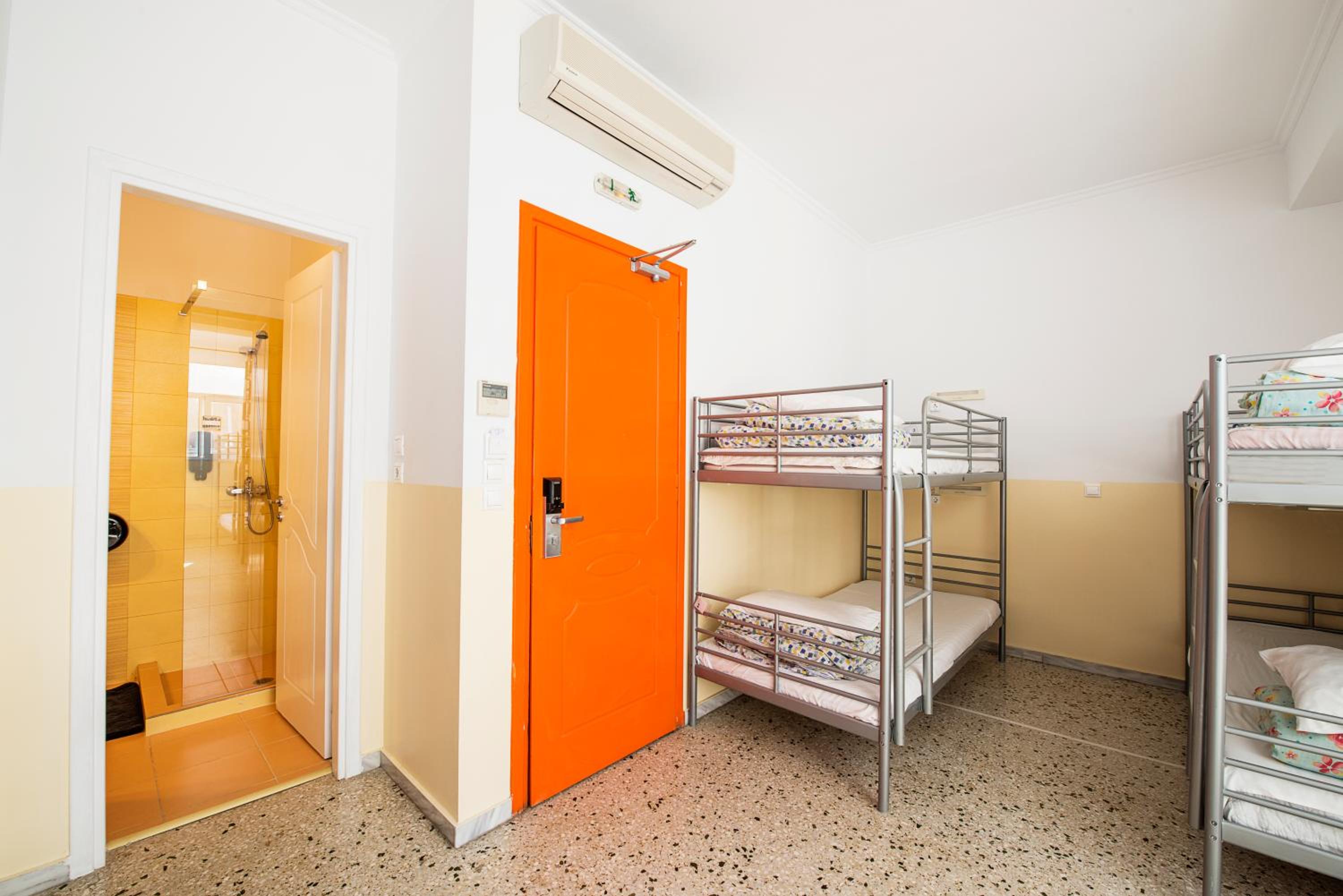 Bed in 8-Bed Mixed Dorm Ensuite photo 3