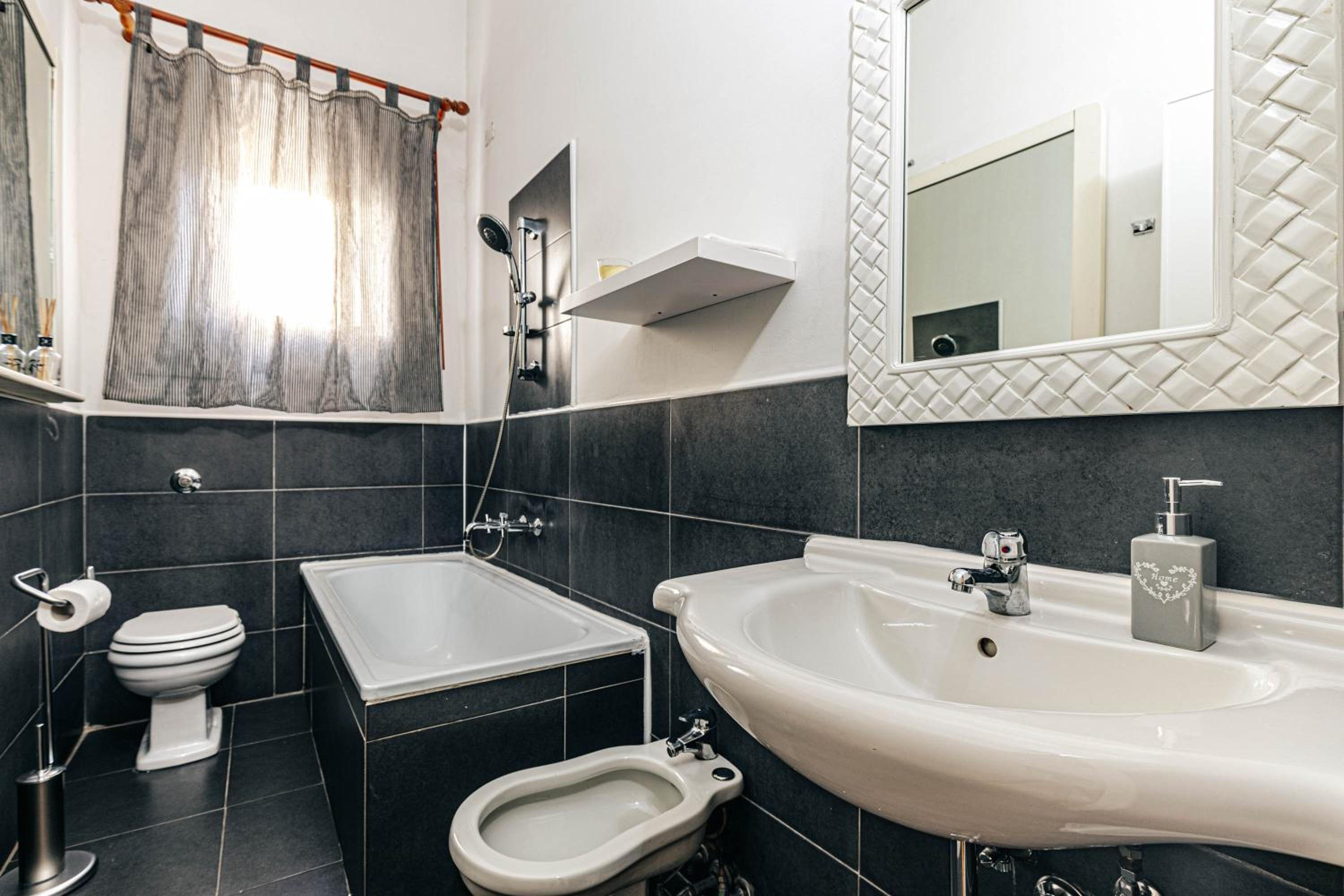 Double Room - Photo 5
