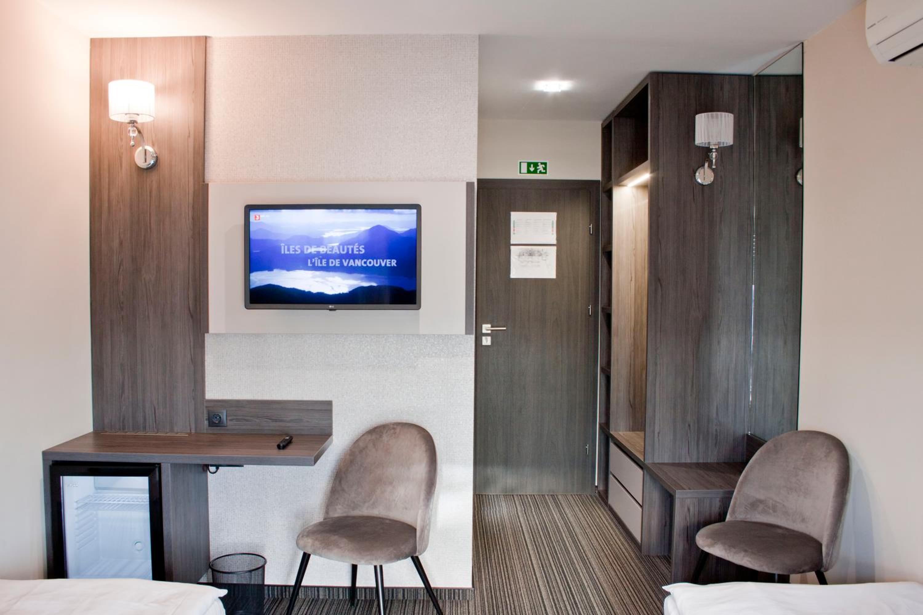 Twin Room with Private Bathroom - Photo 1