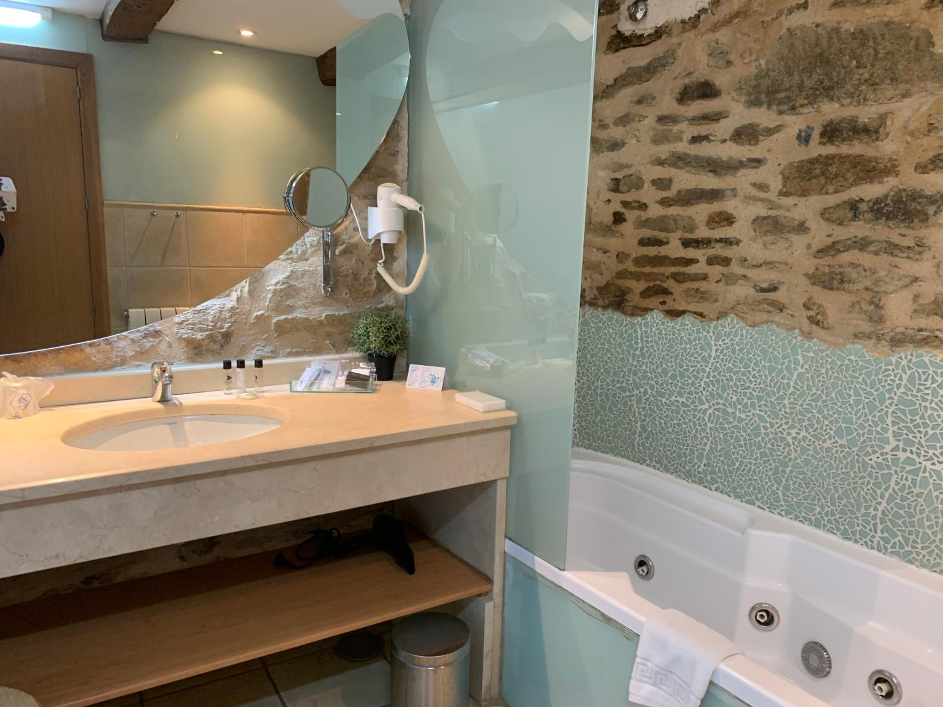 Suite with Spa Bath - Photo 9