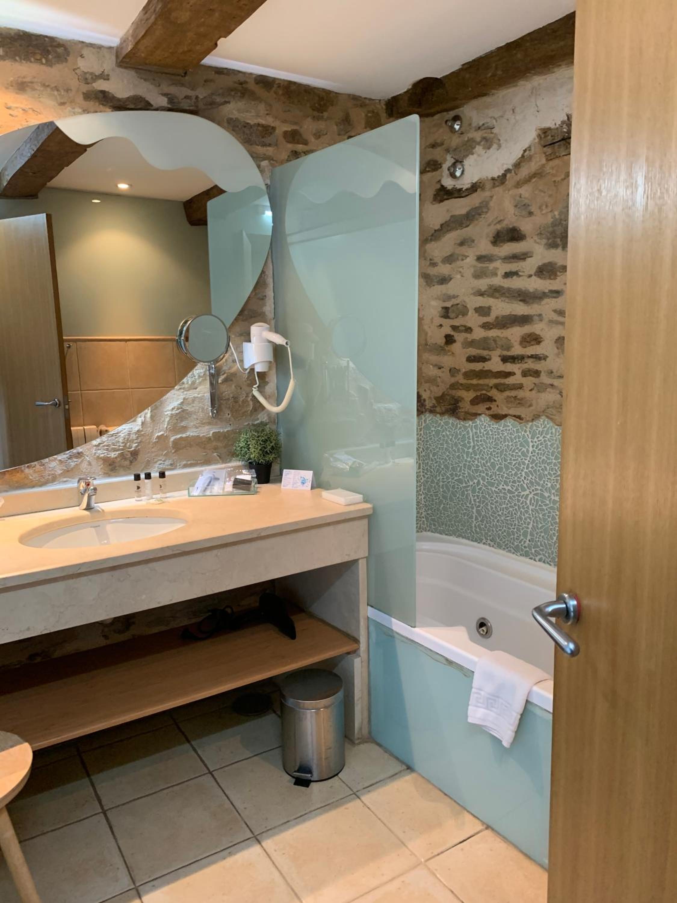 Suite with Spa Bath - Photo 7