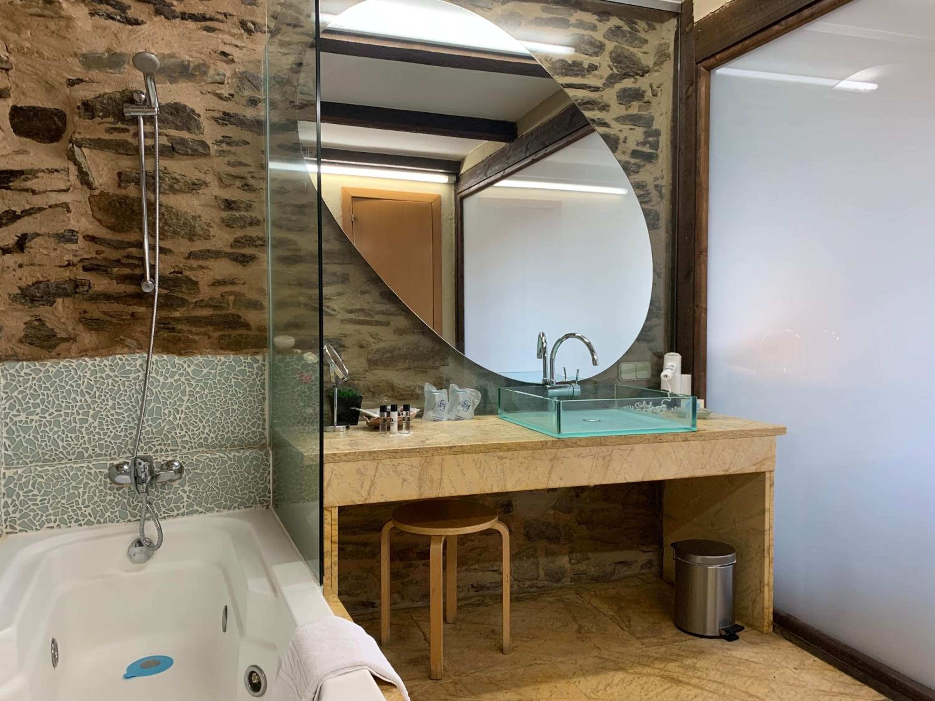 Suite with Spa Bath - Photo 10
