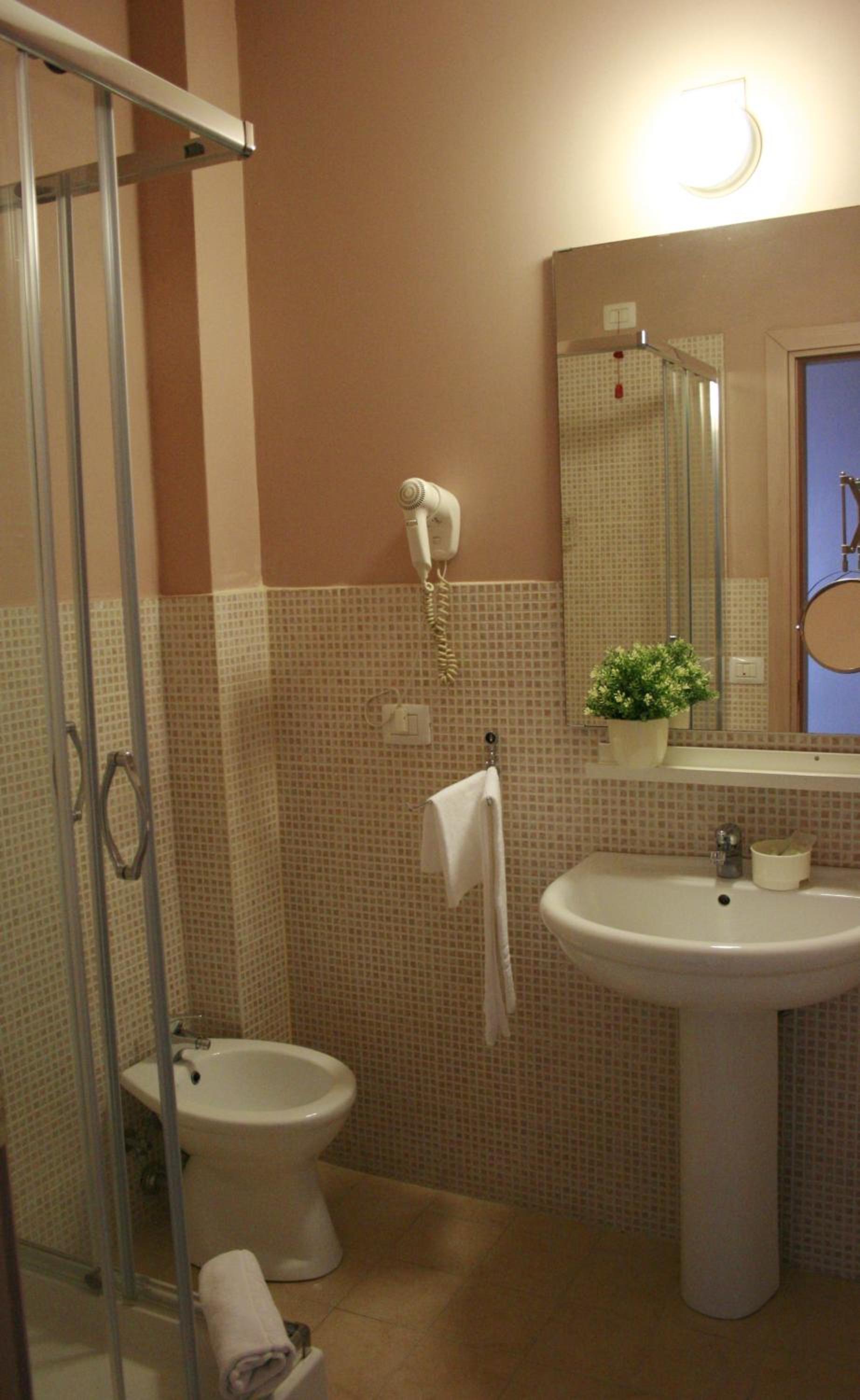 Double Room with Private Bathroom - Photo 3