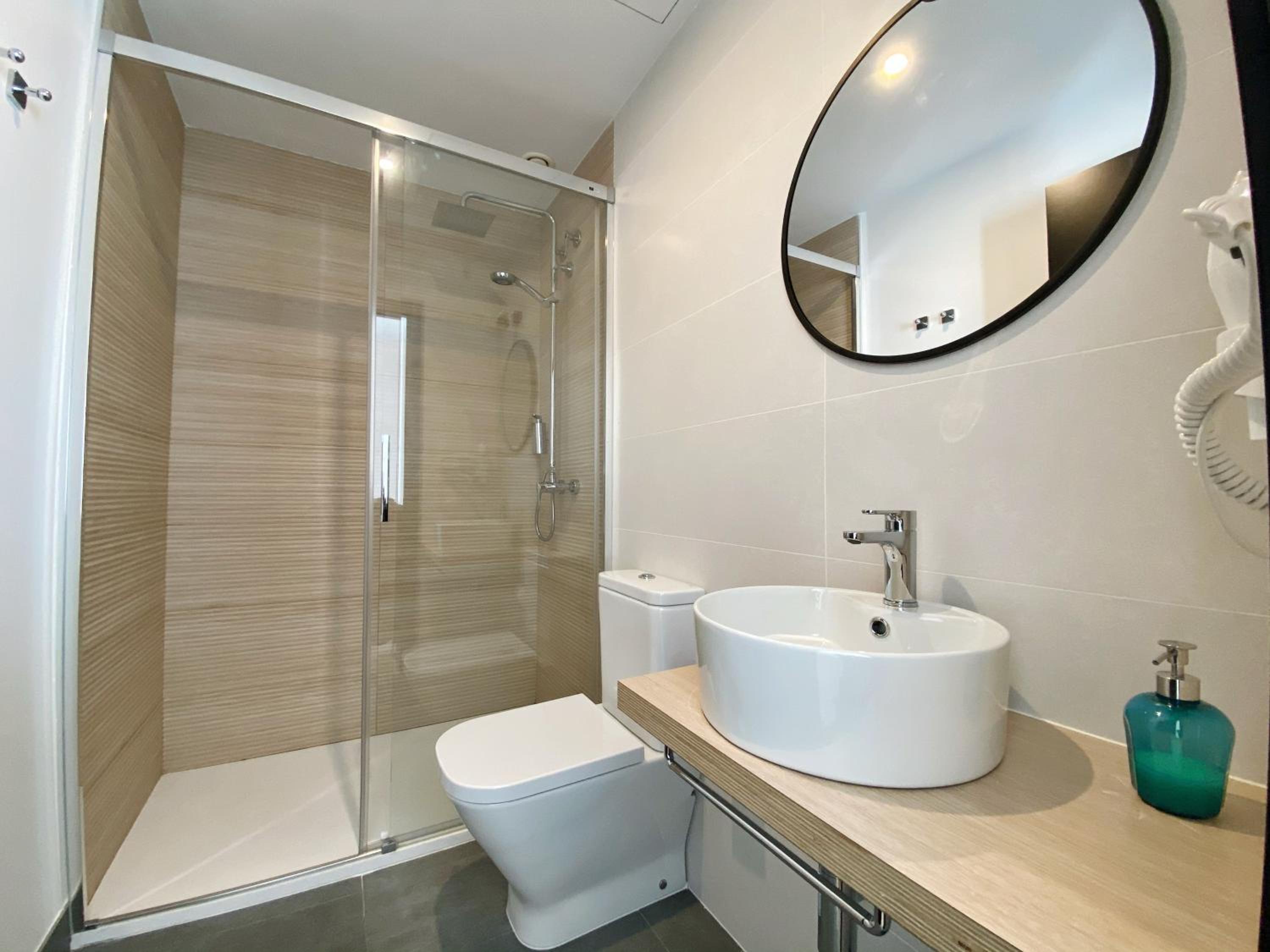 Double Room with Balcony - Photo 6