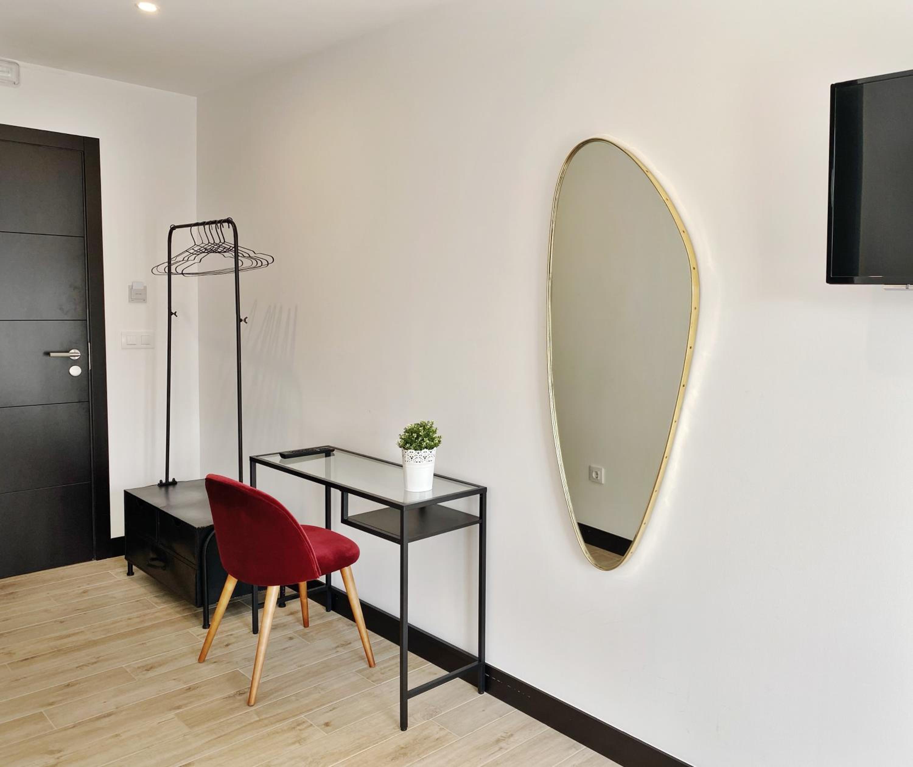 Double Room with Balcony - Photo 2