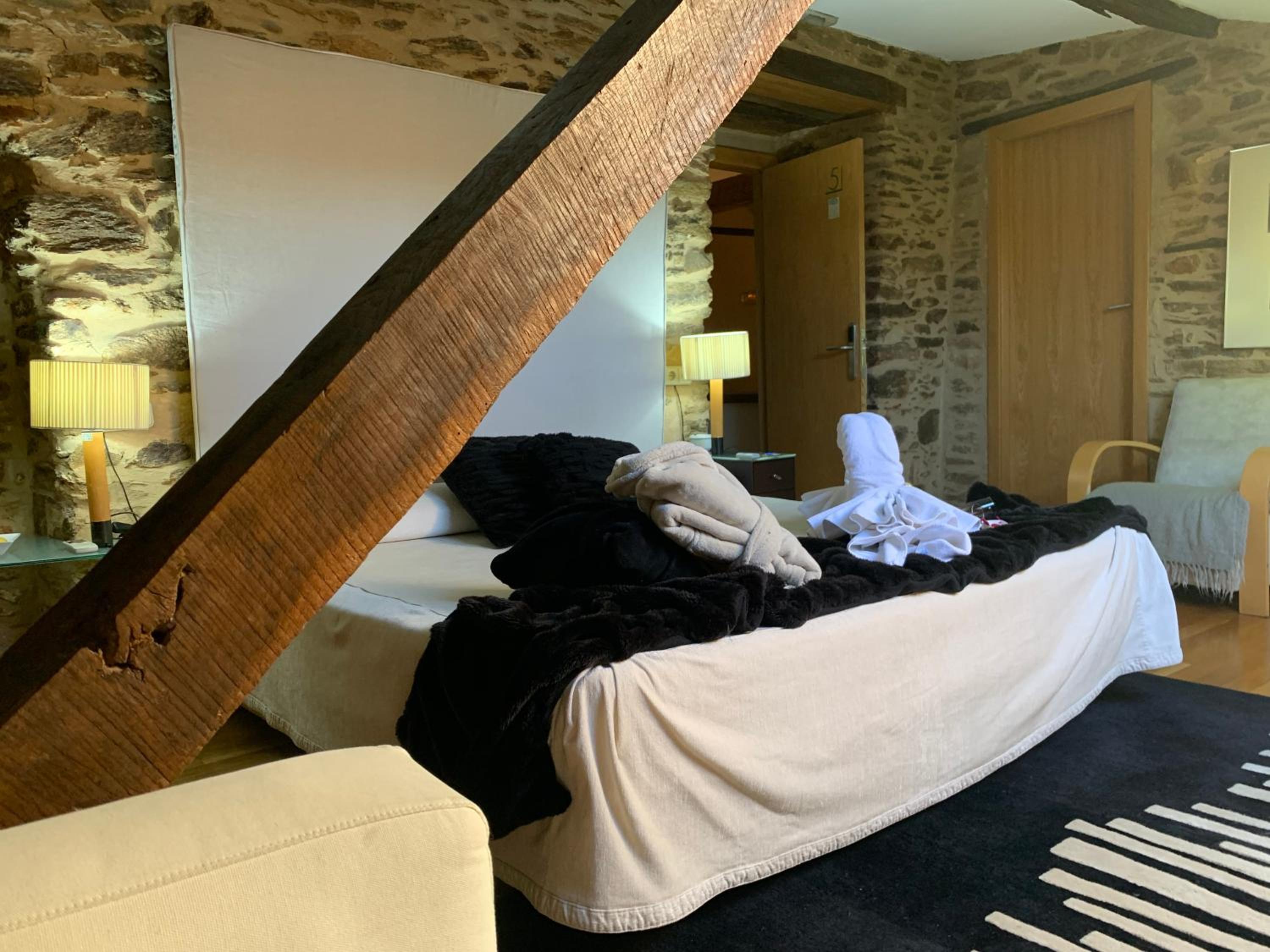 Deluxe Suite with Spa Bath - Photo 2