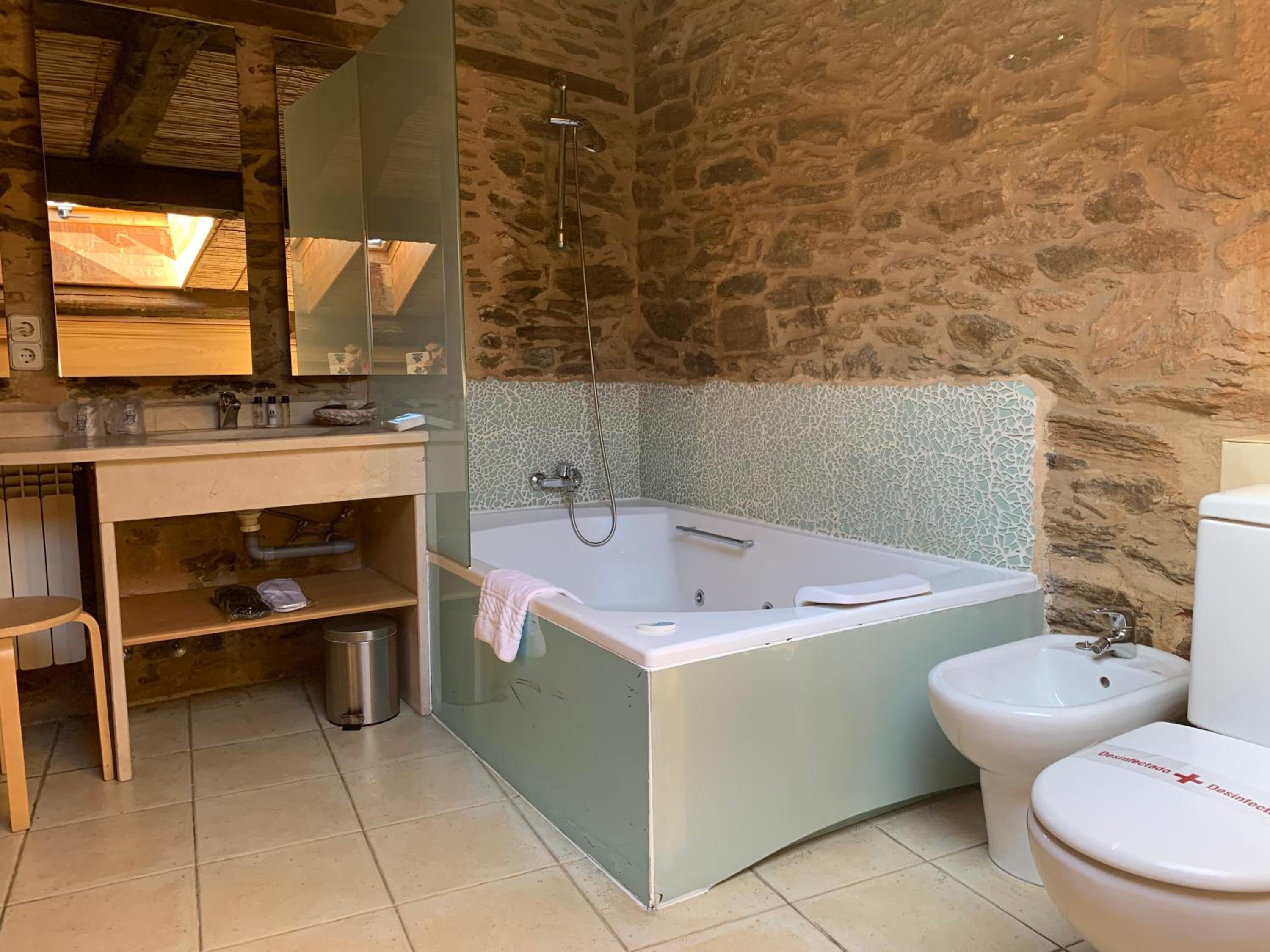 Deluxe Suite with Spa Bath - Photo 10