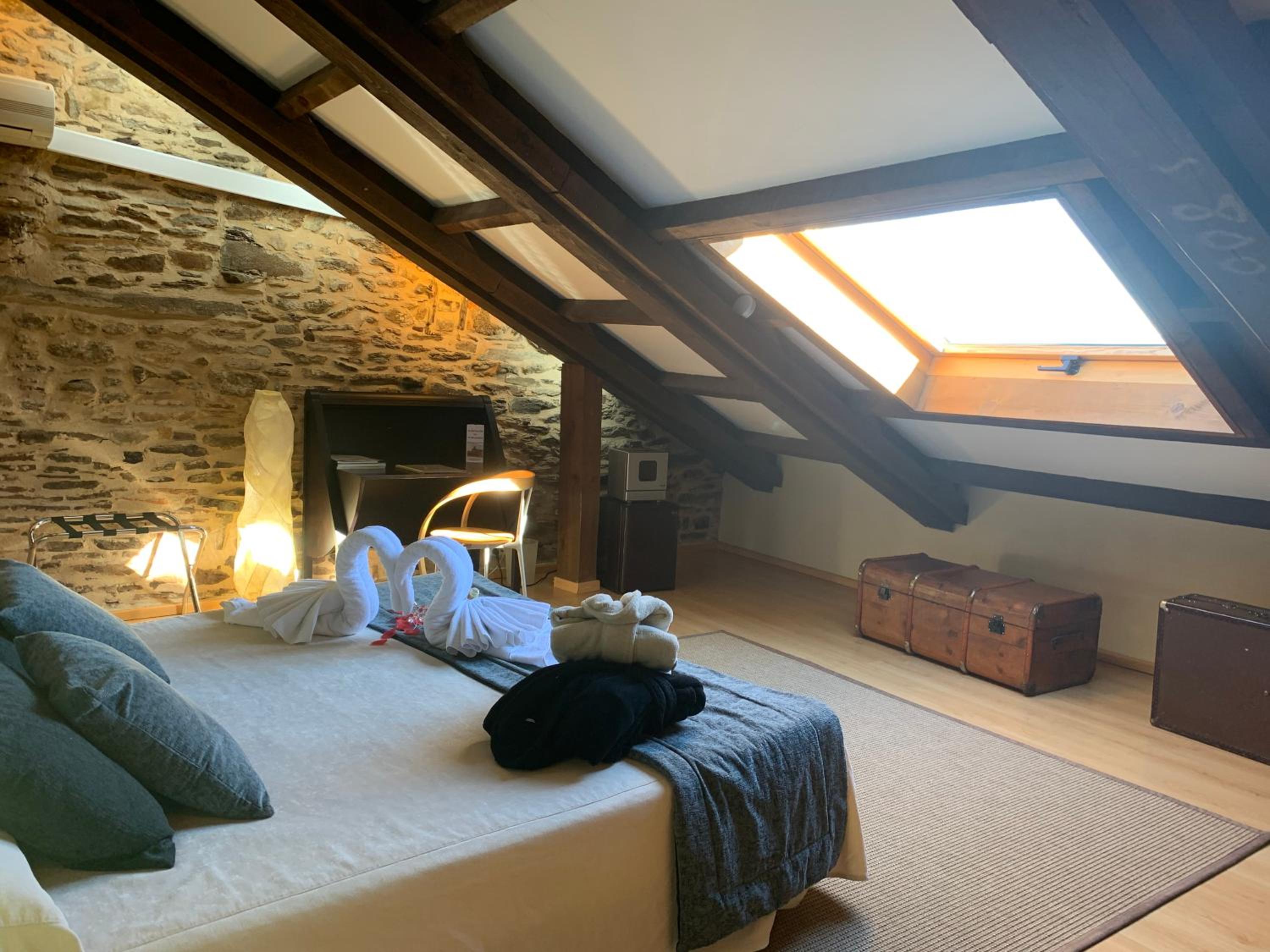 Deluxe Suite with Spa Bath - Photo 6