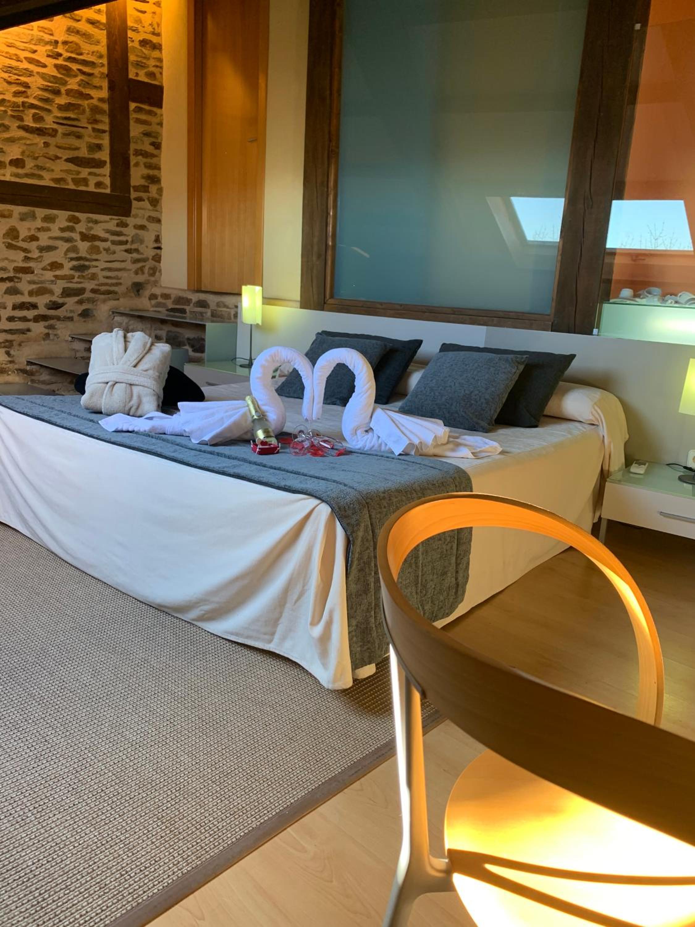 Deluxe Suite with Spa Bath - Photo 5