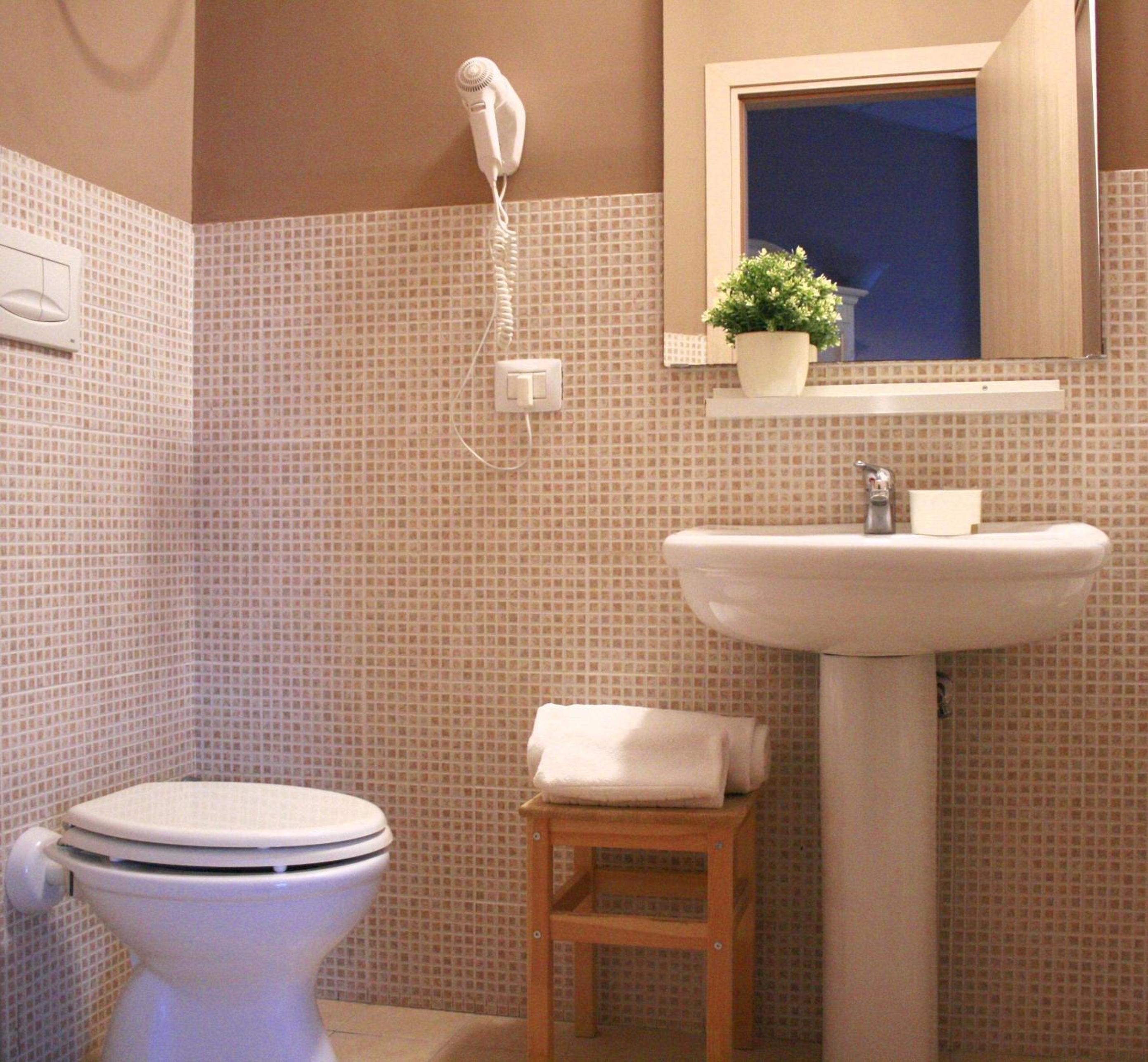 Twin Room with Private Bathroom - Photo 4