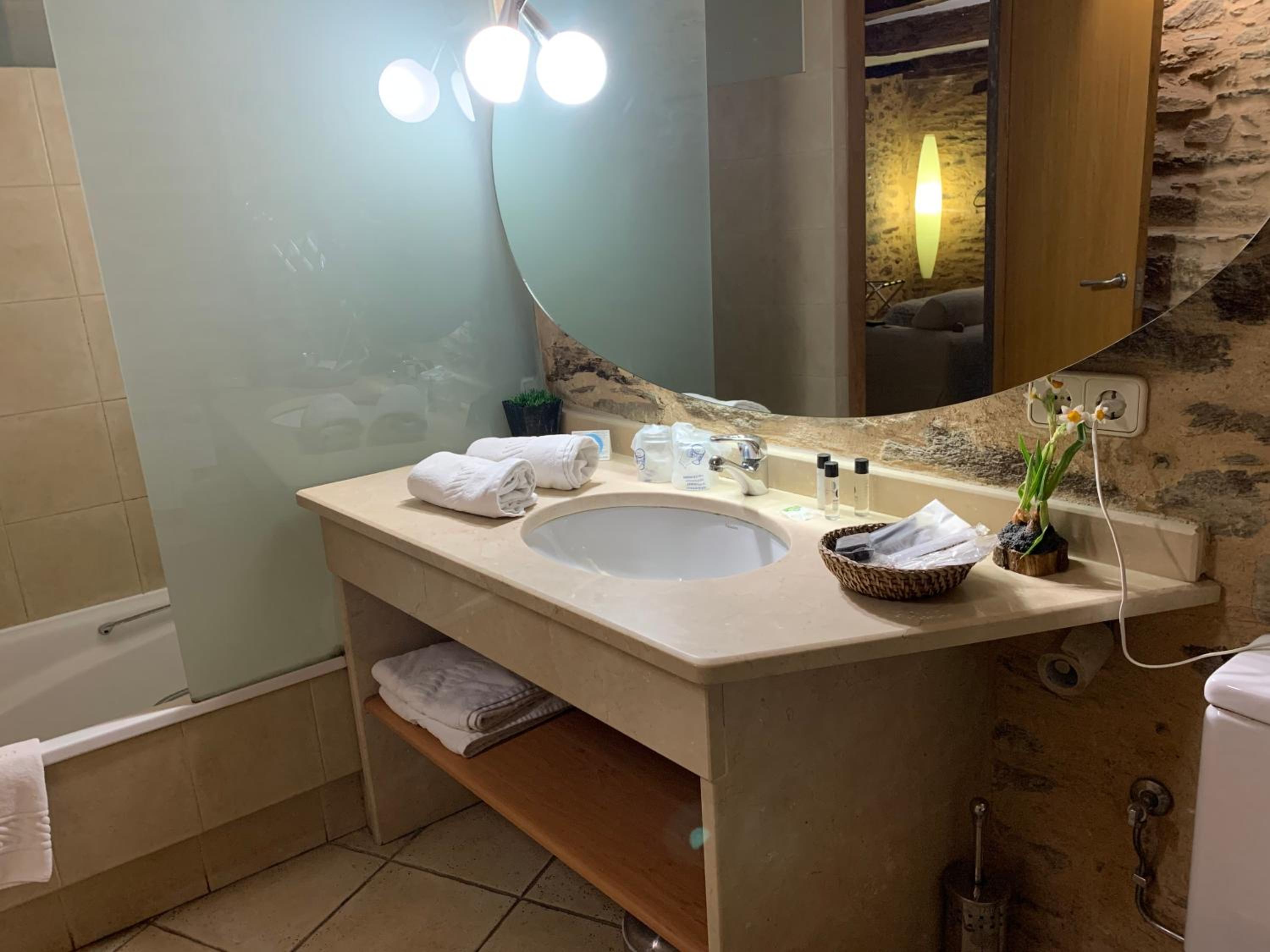 Twin Room with Bath - Photo 11