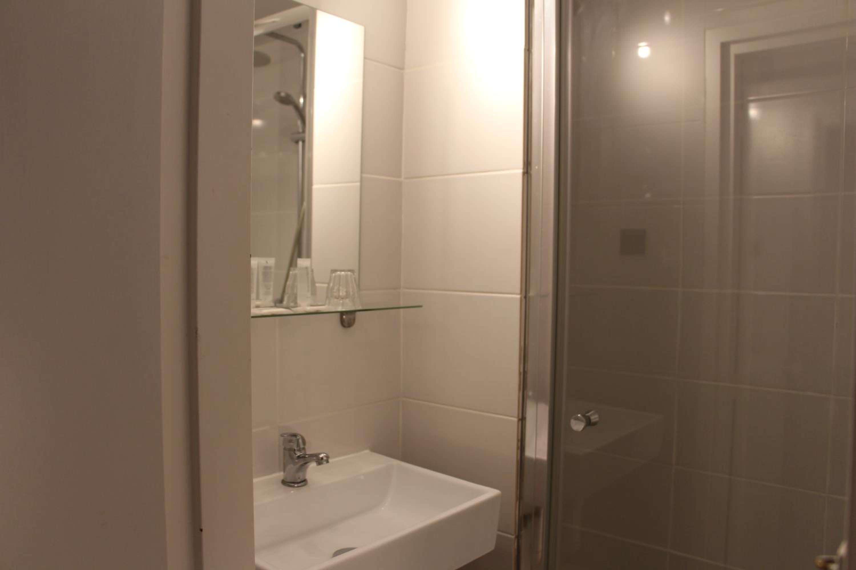 Comfy Quad Room thumbnail 6