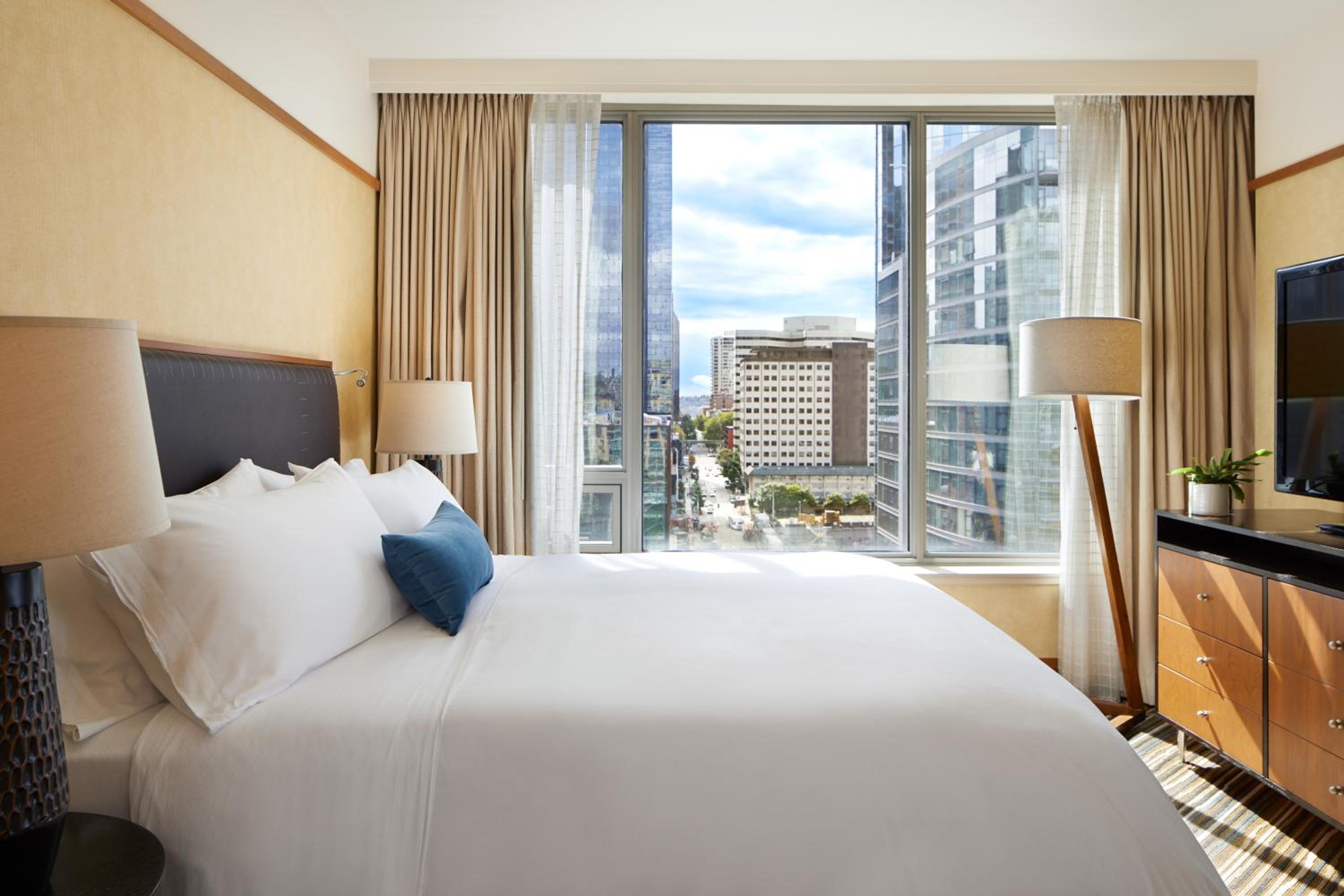 Premium King Room With Space Needle View
