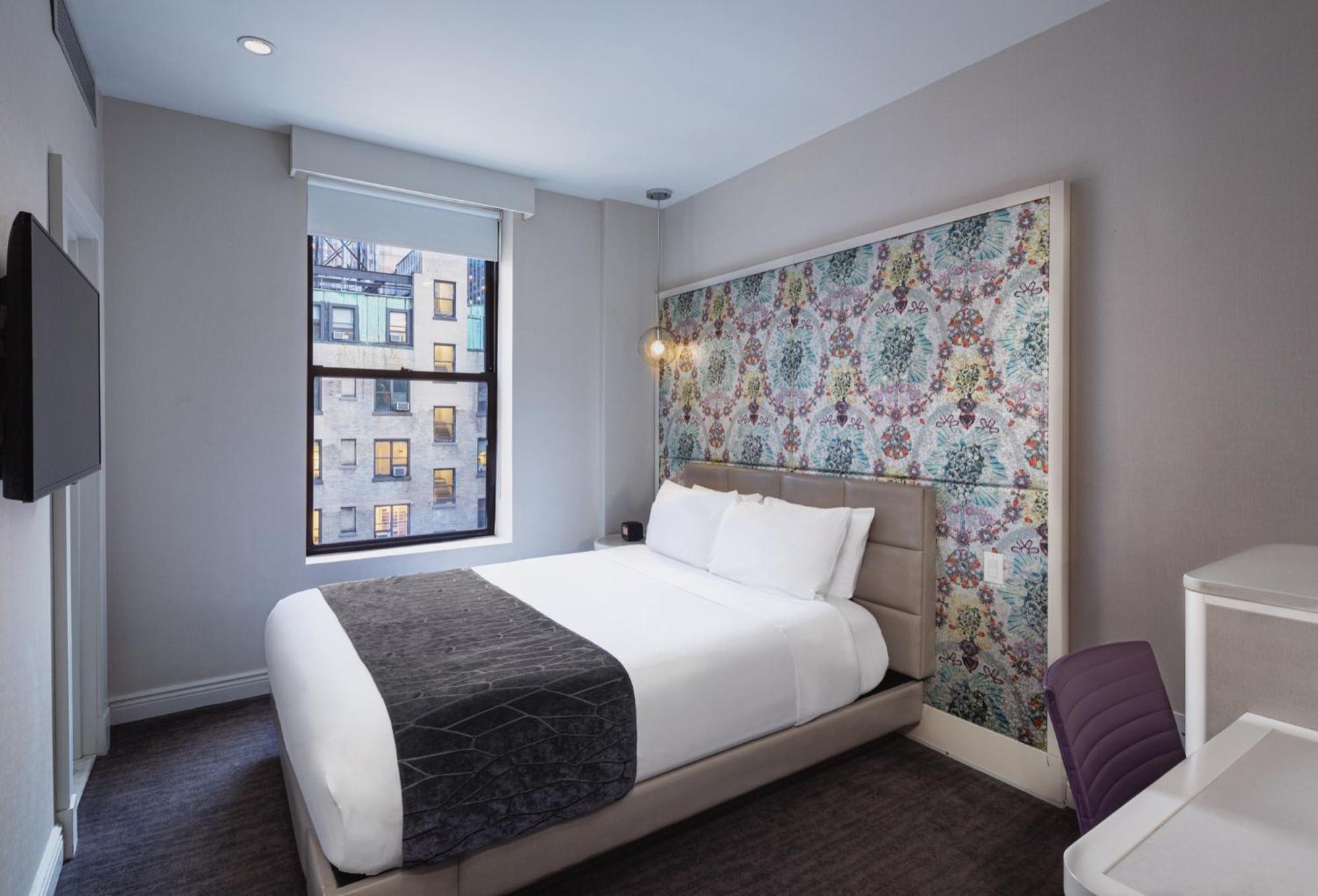 Queen Room with Roll In Shower - Accessible