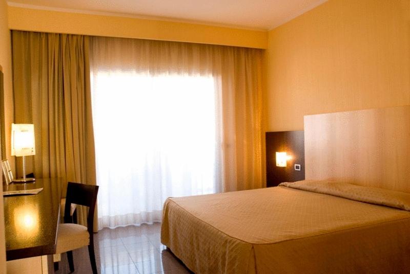Standard Double or Twin Room - Photo 2