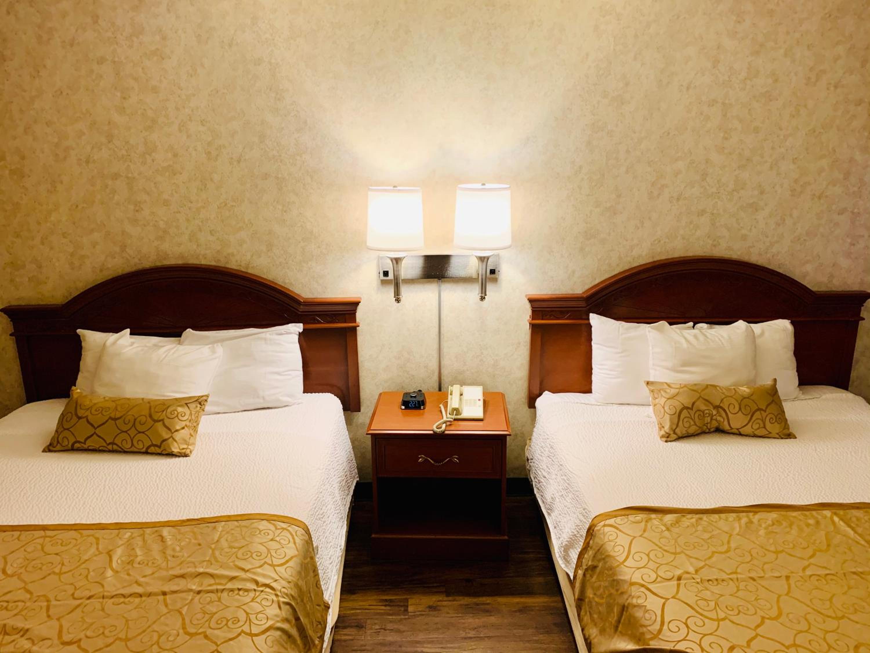 Room with two queen beds photo 3