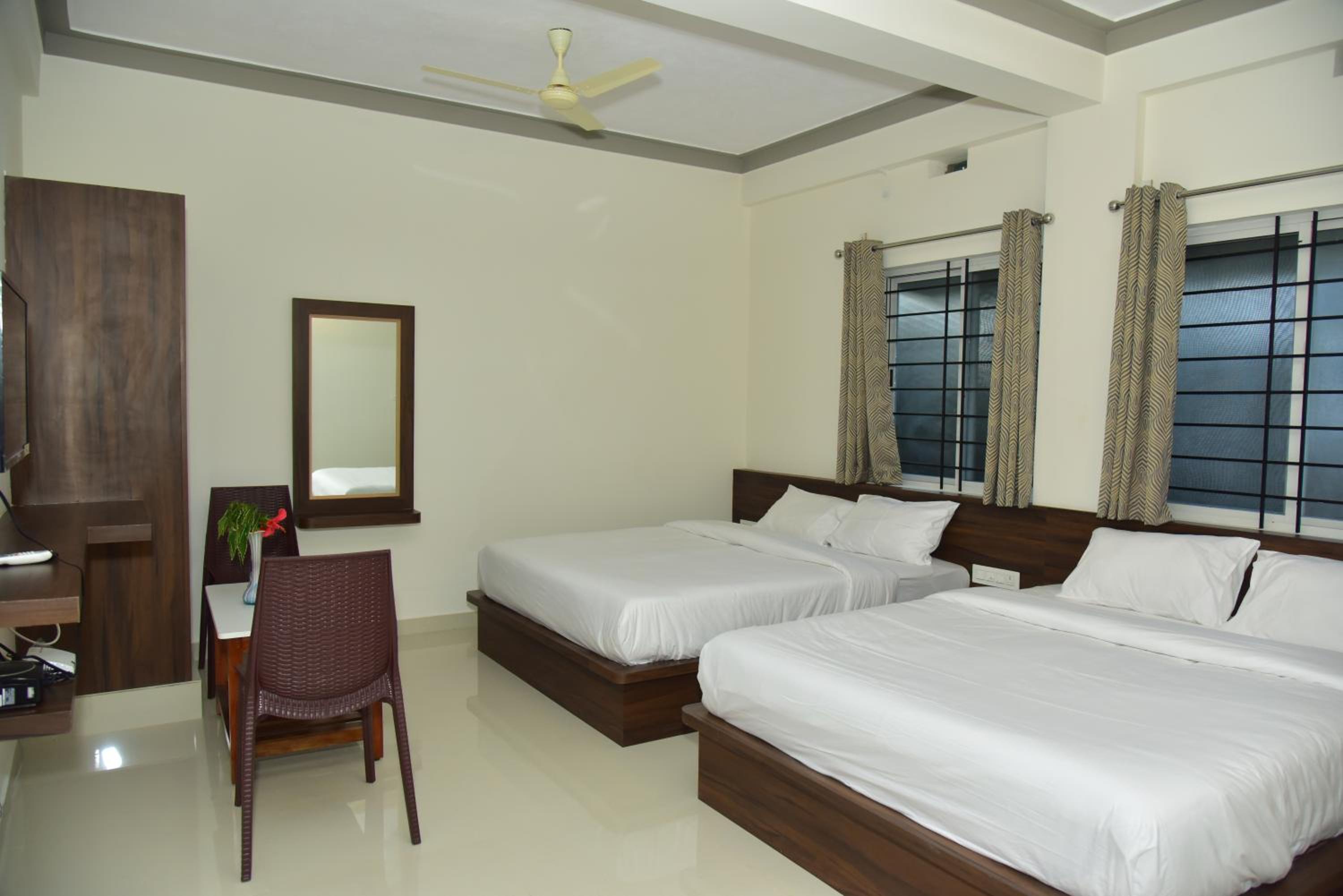 Queen Room with Two Queen Beds photo 2