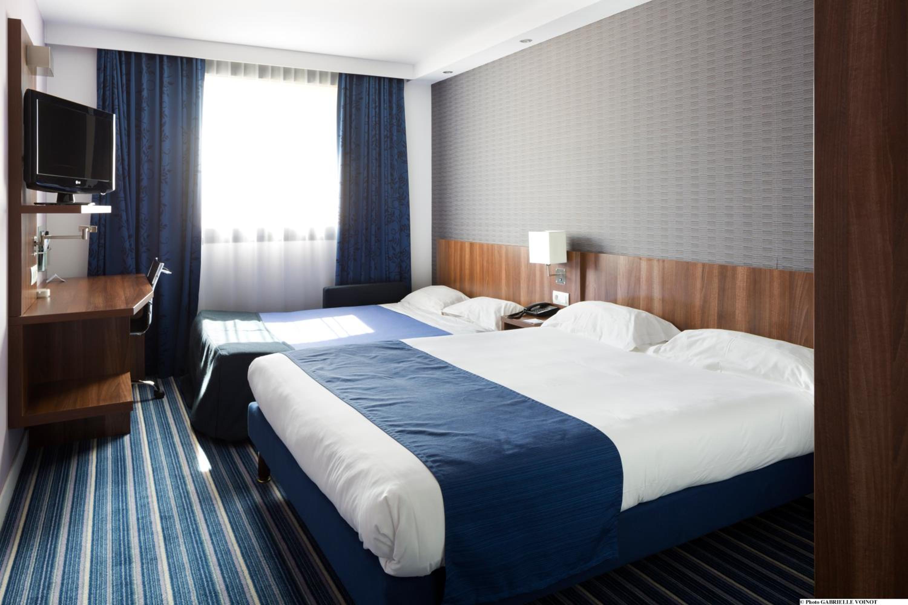 Standard Queen Room with Sofa Bed - Photo 3