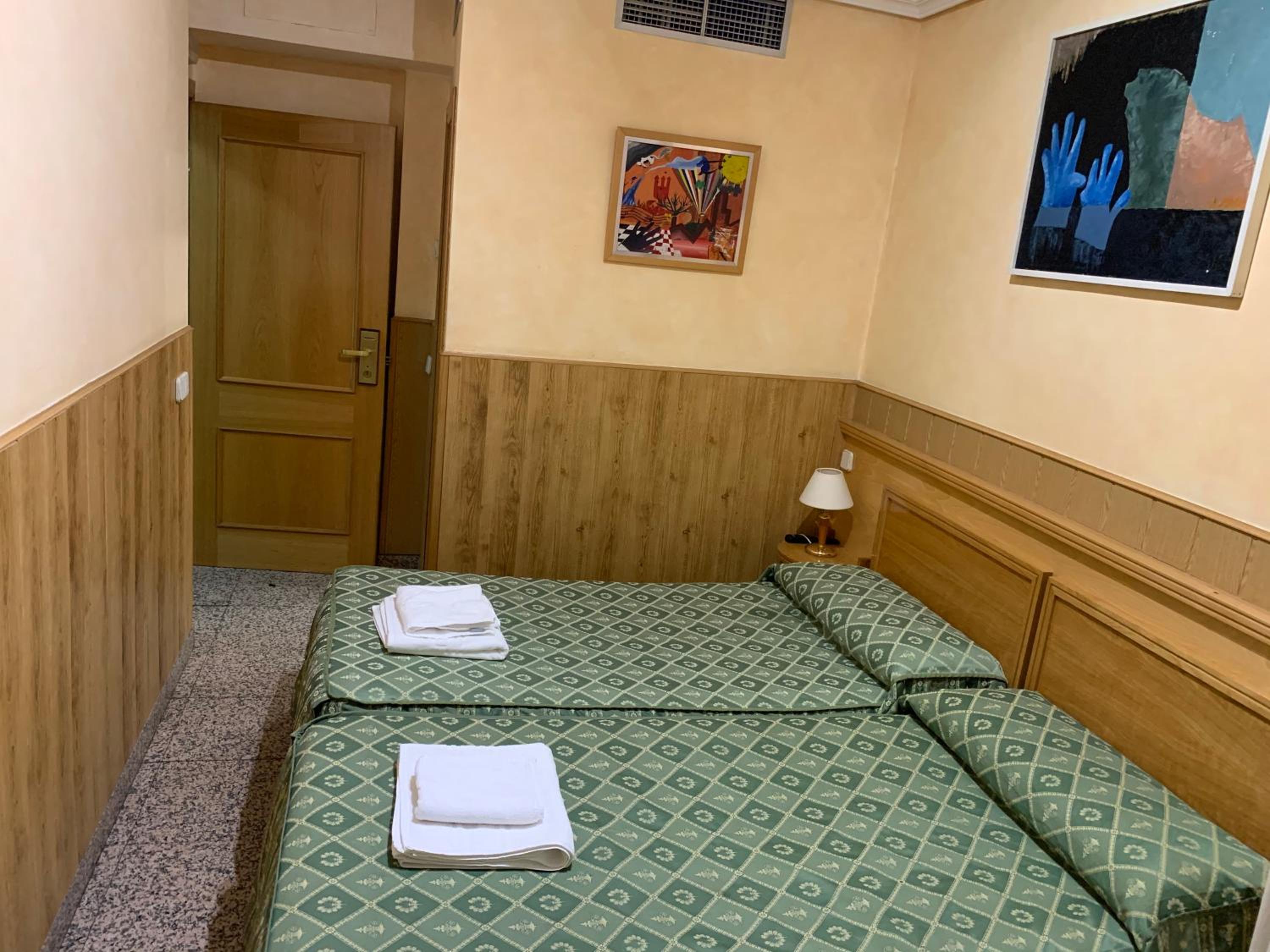 Twin Room - Photo 33