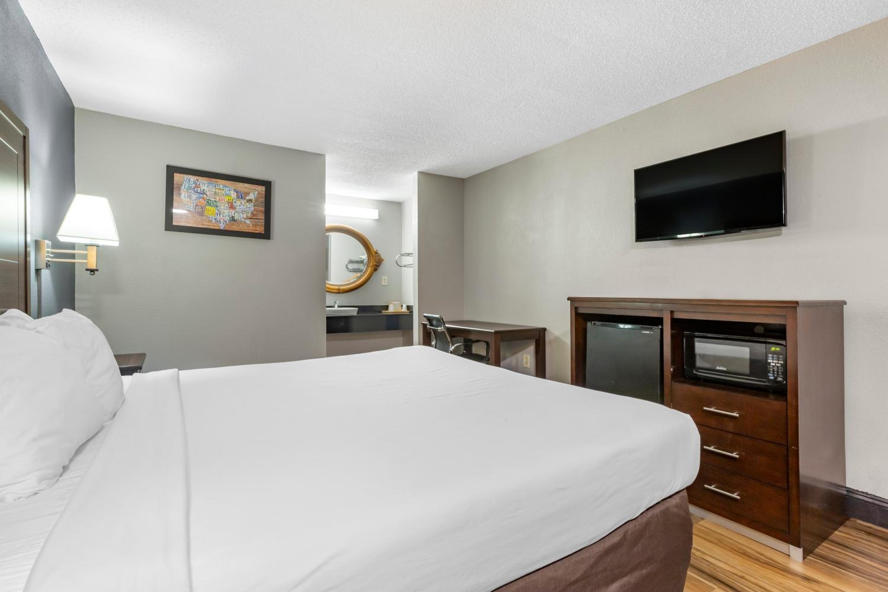 King Room - Non-Smoking photo 2