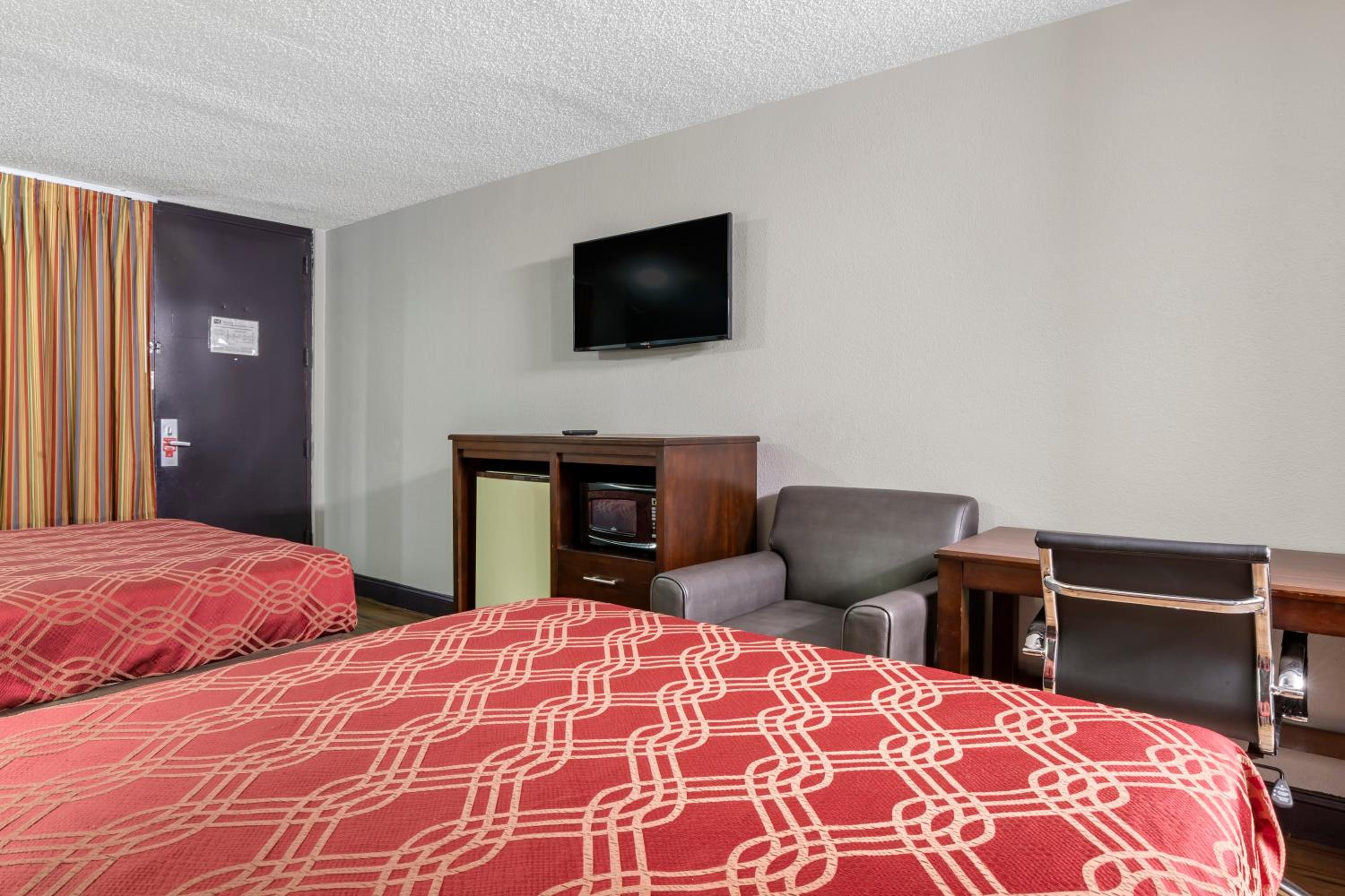 Queen Room with Two Queen Beds - Non-Smoking photo 2