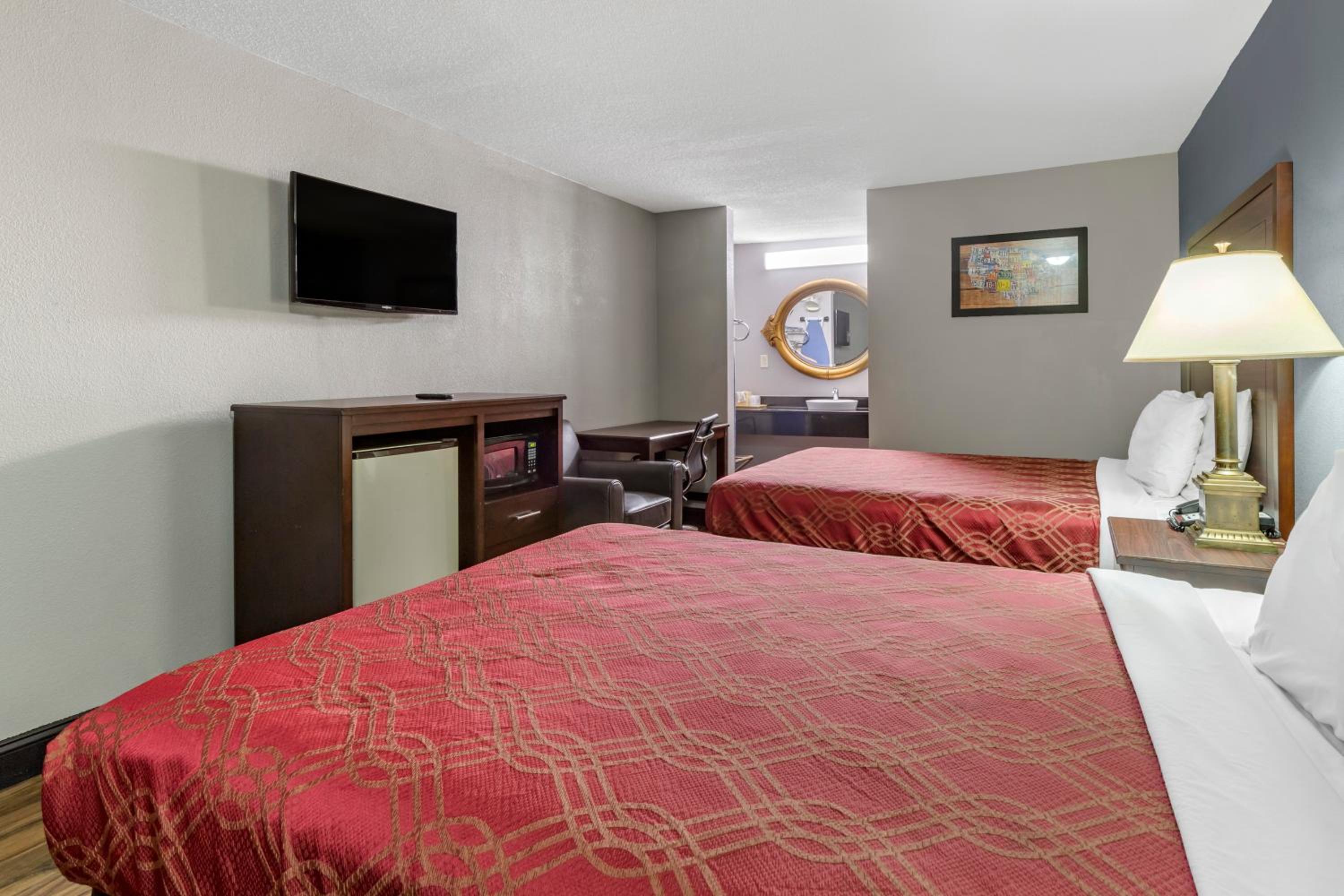 Queen Room with Two Queen Beds - Non-Smoking photo 3