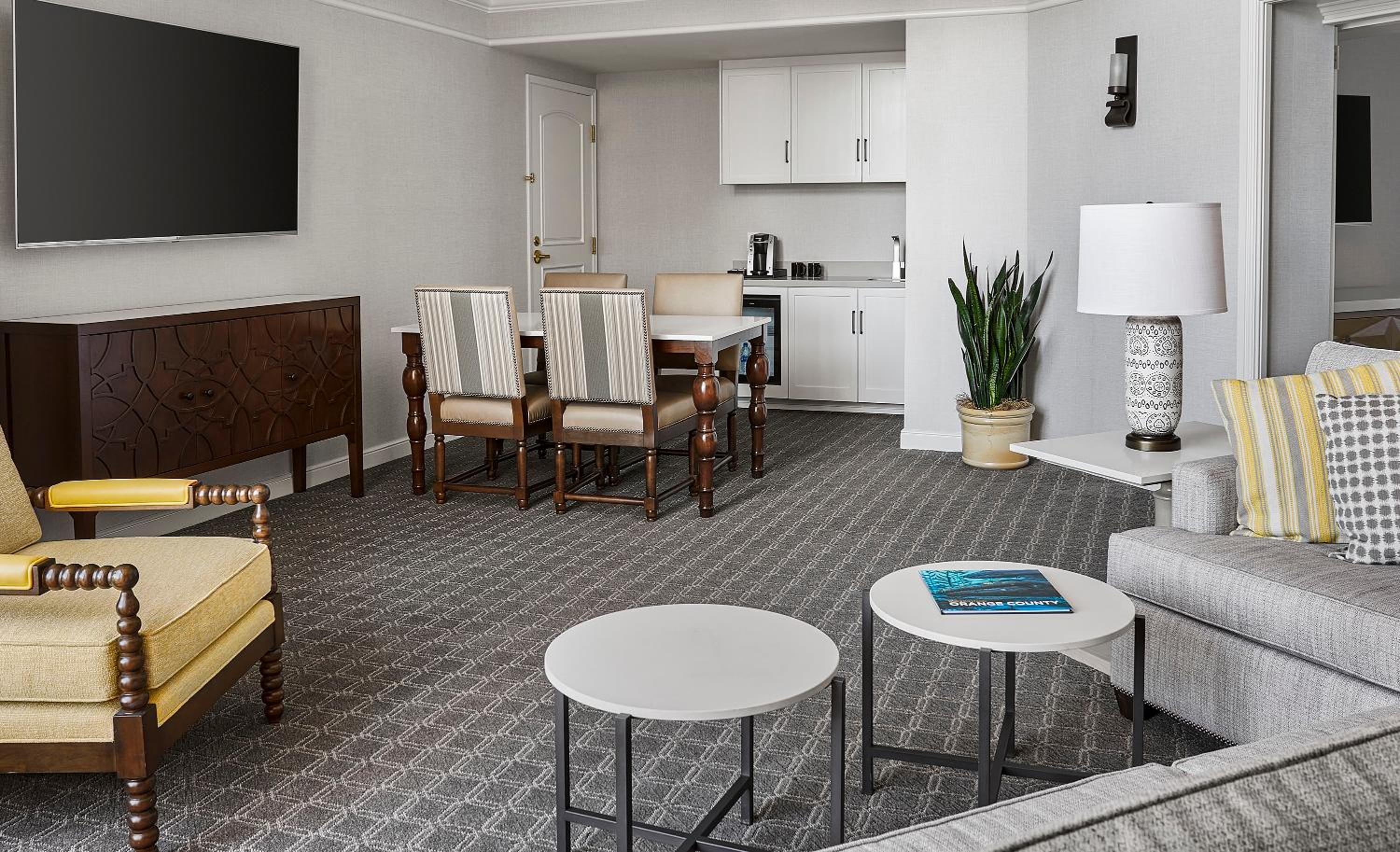 Huntington Suite - Photo 2