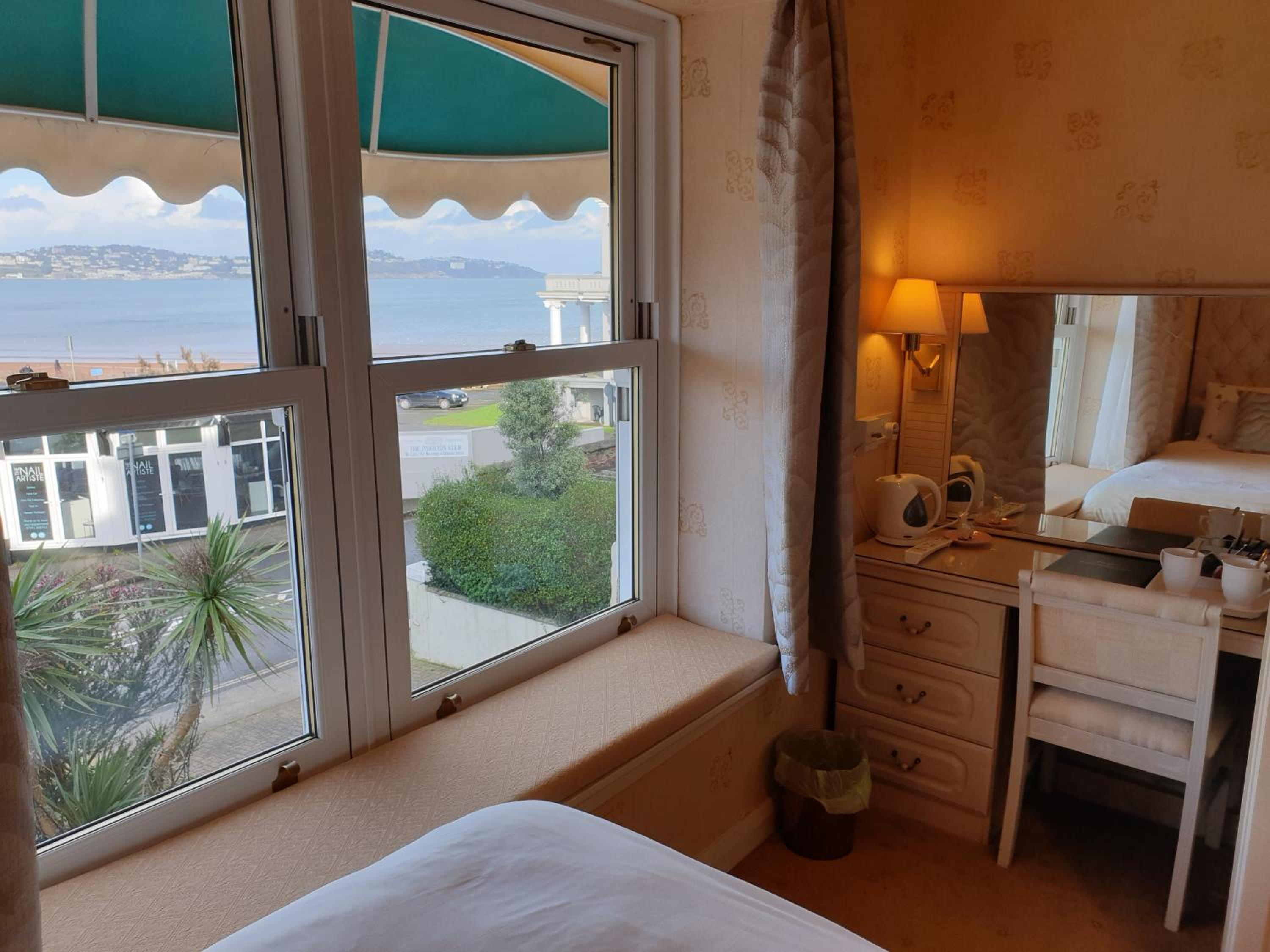 Deluxe Double or Twin Room with Sea View photo 3