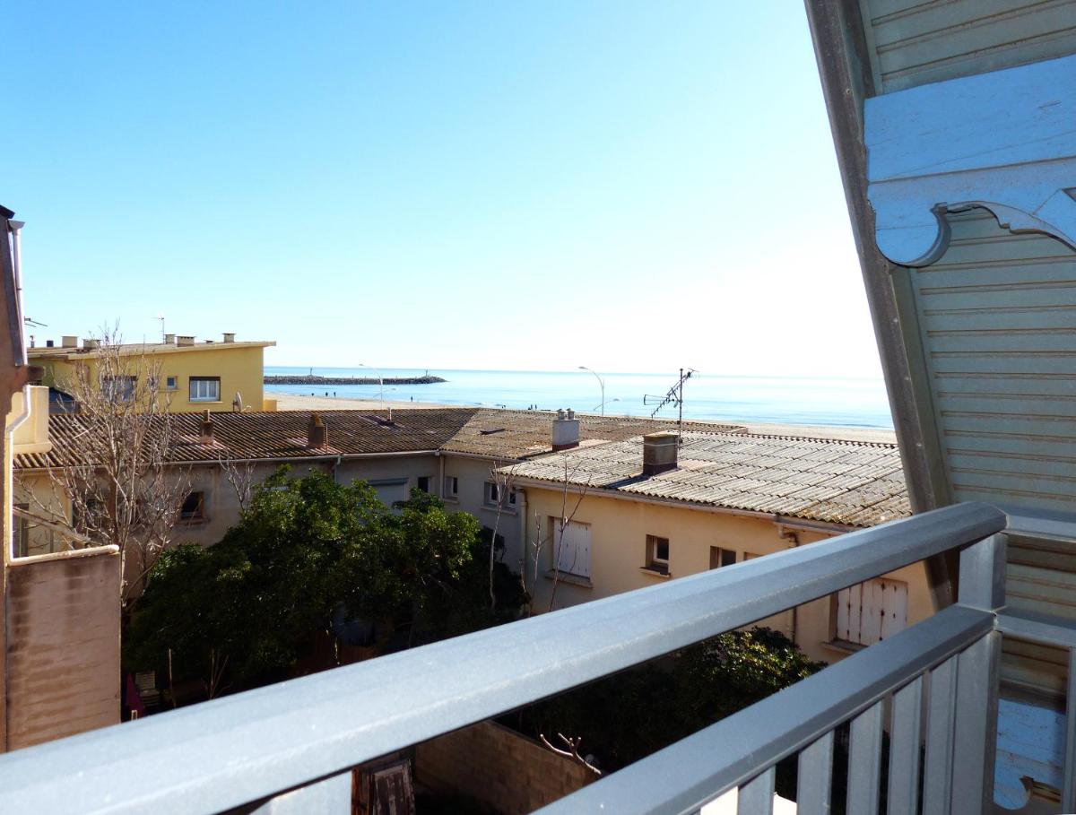 Quadruple Room with Sea View - Photo 3