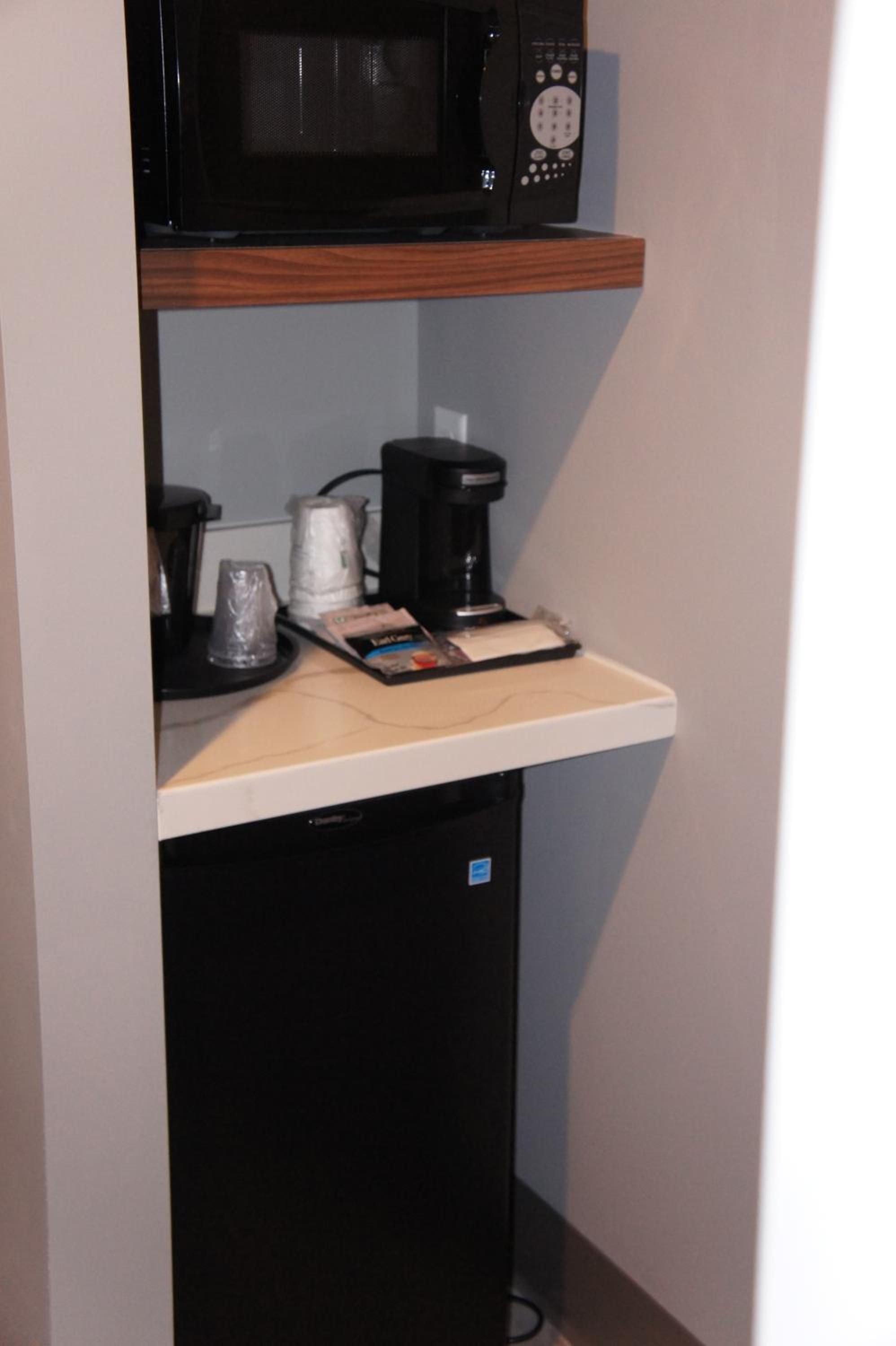 Deluxe King Room - Non-Smoking - Photo 5