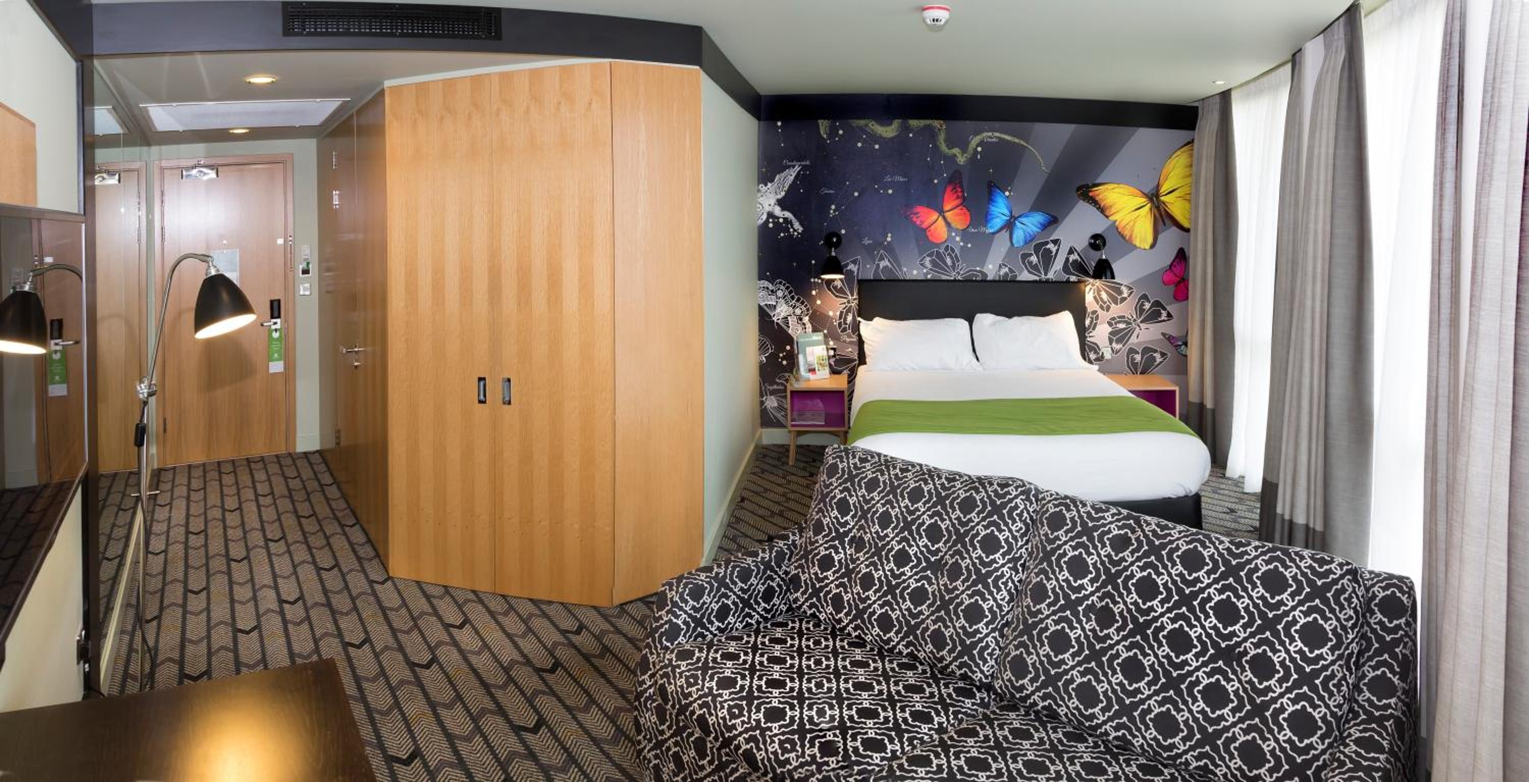 Premium King Room with Sofa Bed - Photo 1