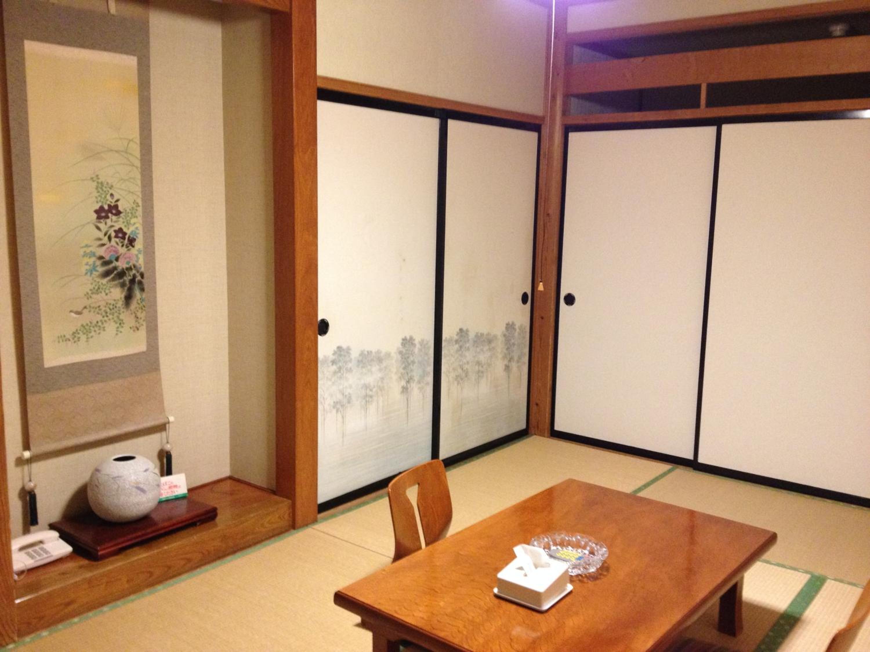 Japanese-Style Room with Shared Bathroom photo 3