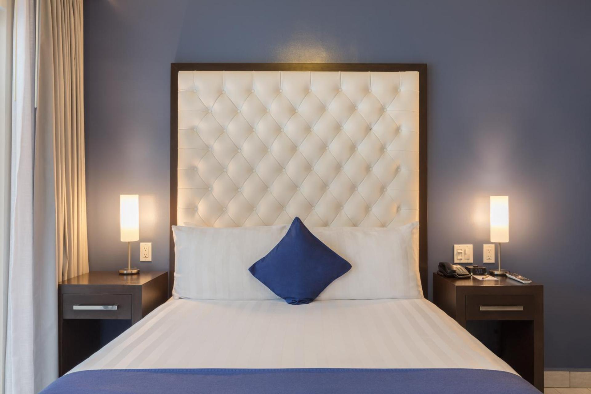 Deluxe Room with One Queen Bed