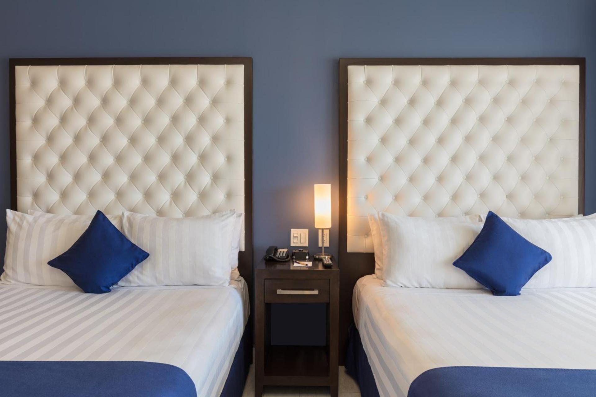 Deluxe Room with Two Queen Beds thumbnail 6