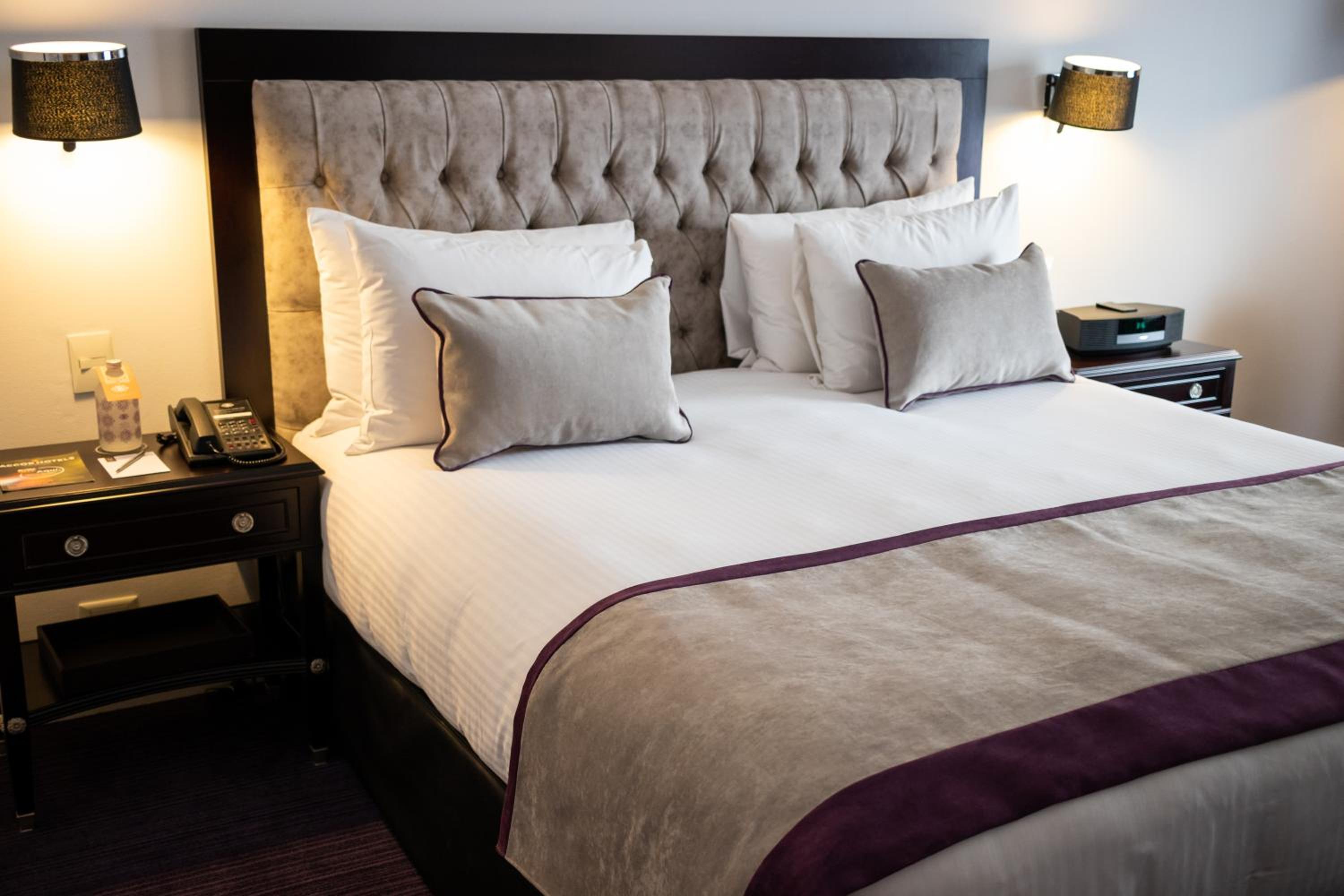 Superior Queen Room thumbnail 5