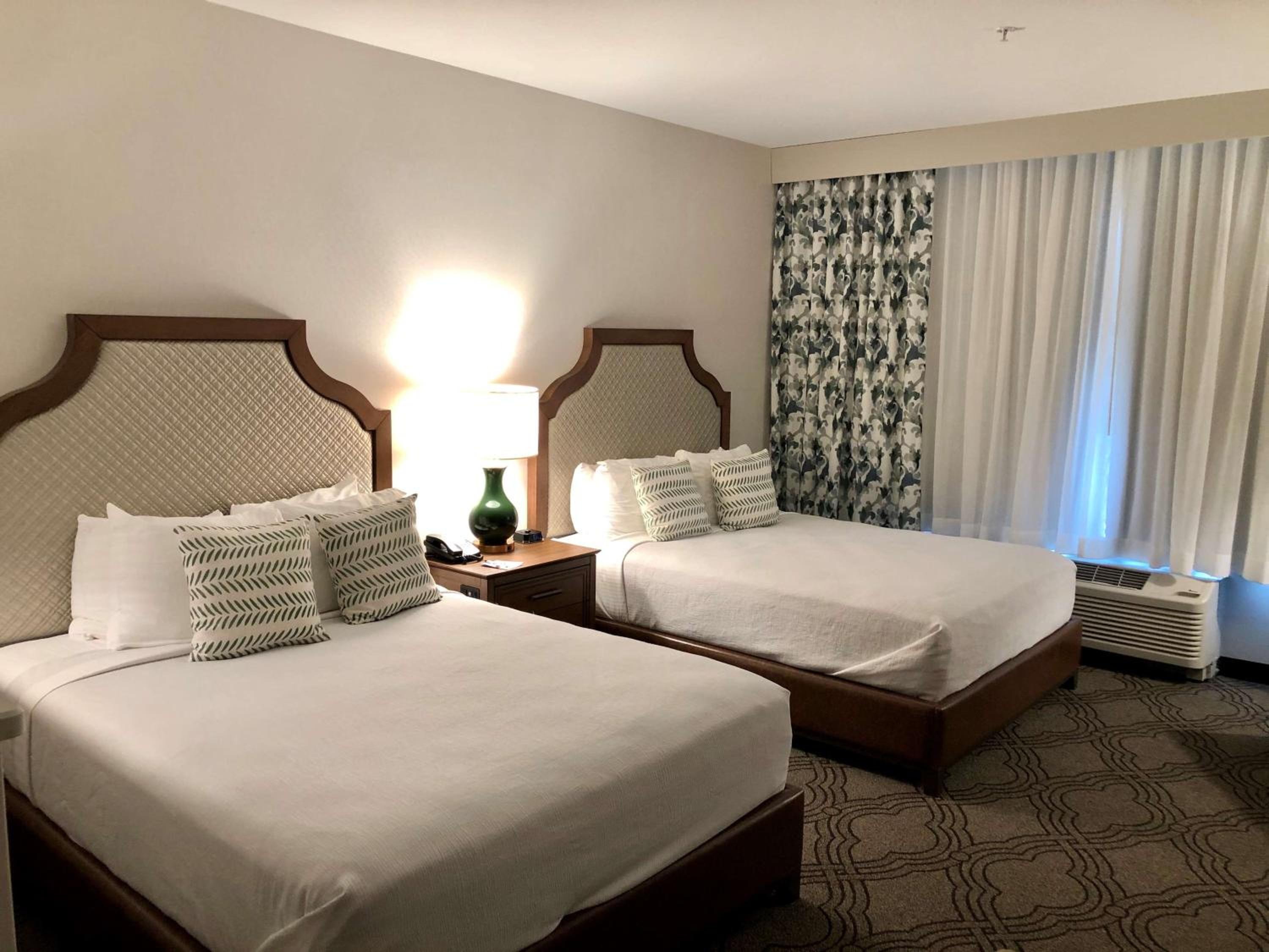 Queen Room with Two Queen Beds - Non-Smoking - Photo 7