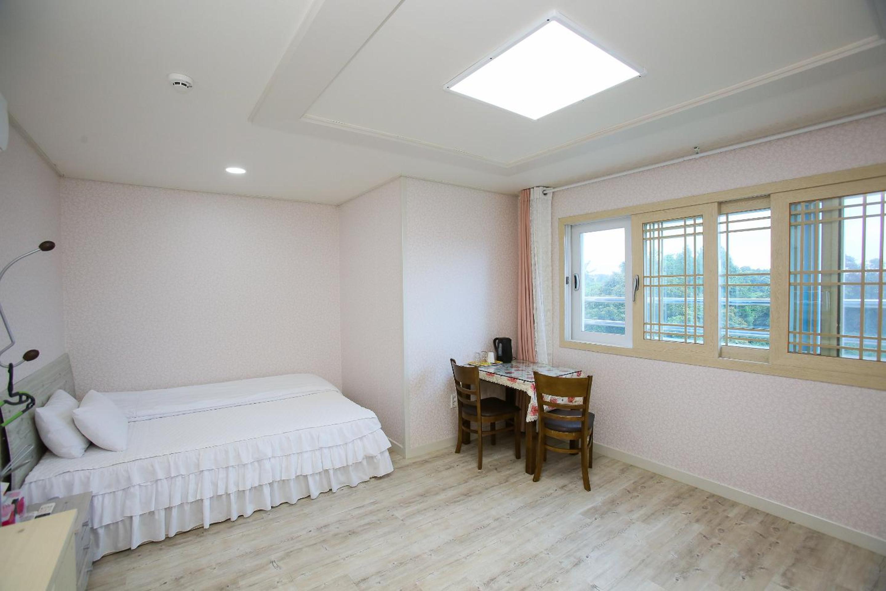 Standard Studio - Photo 10